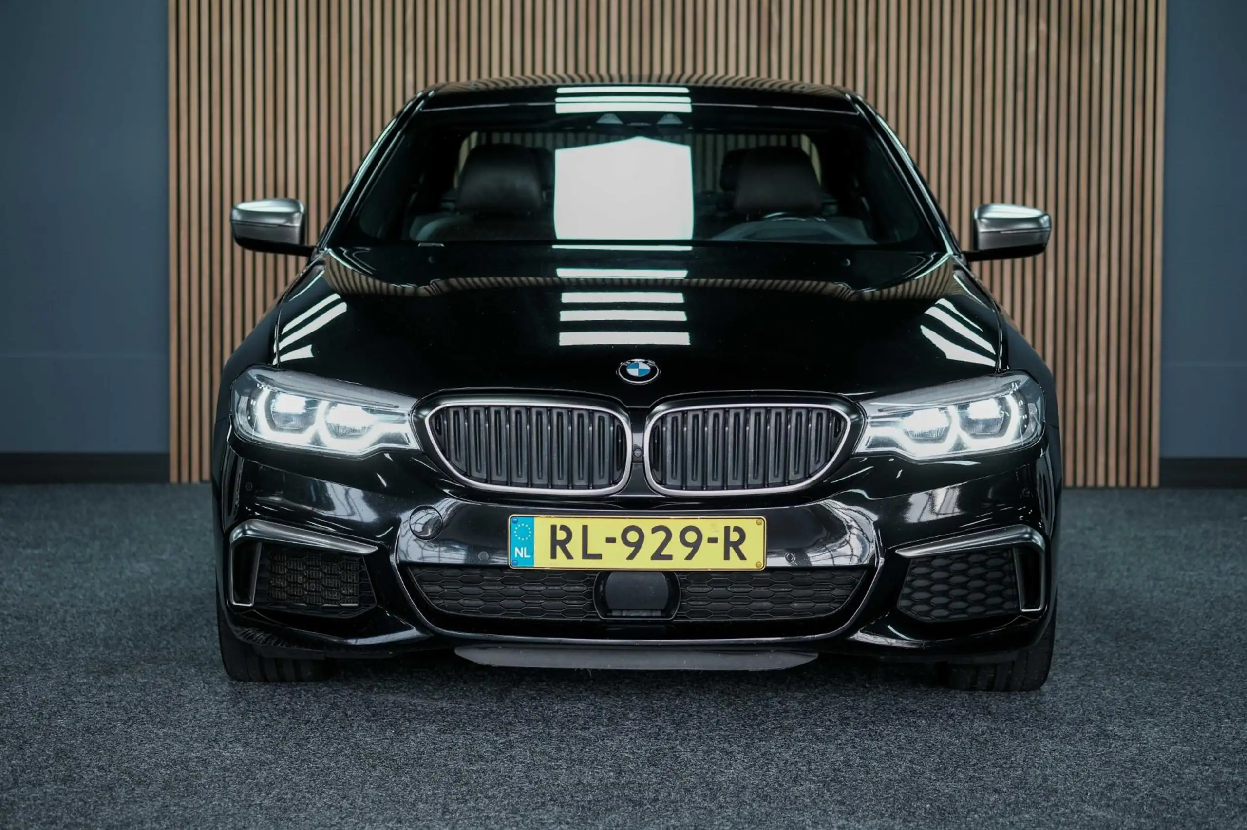 BMW - M550