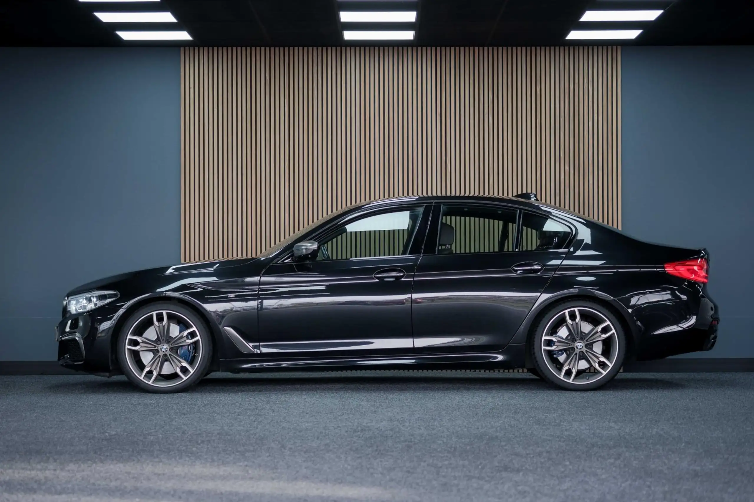 BMW - M550