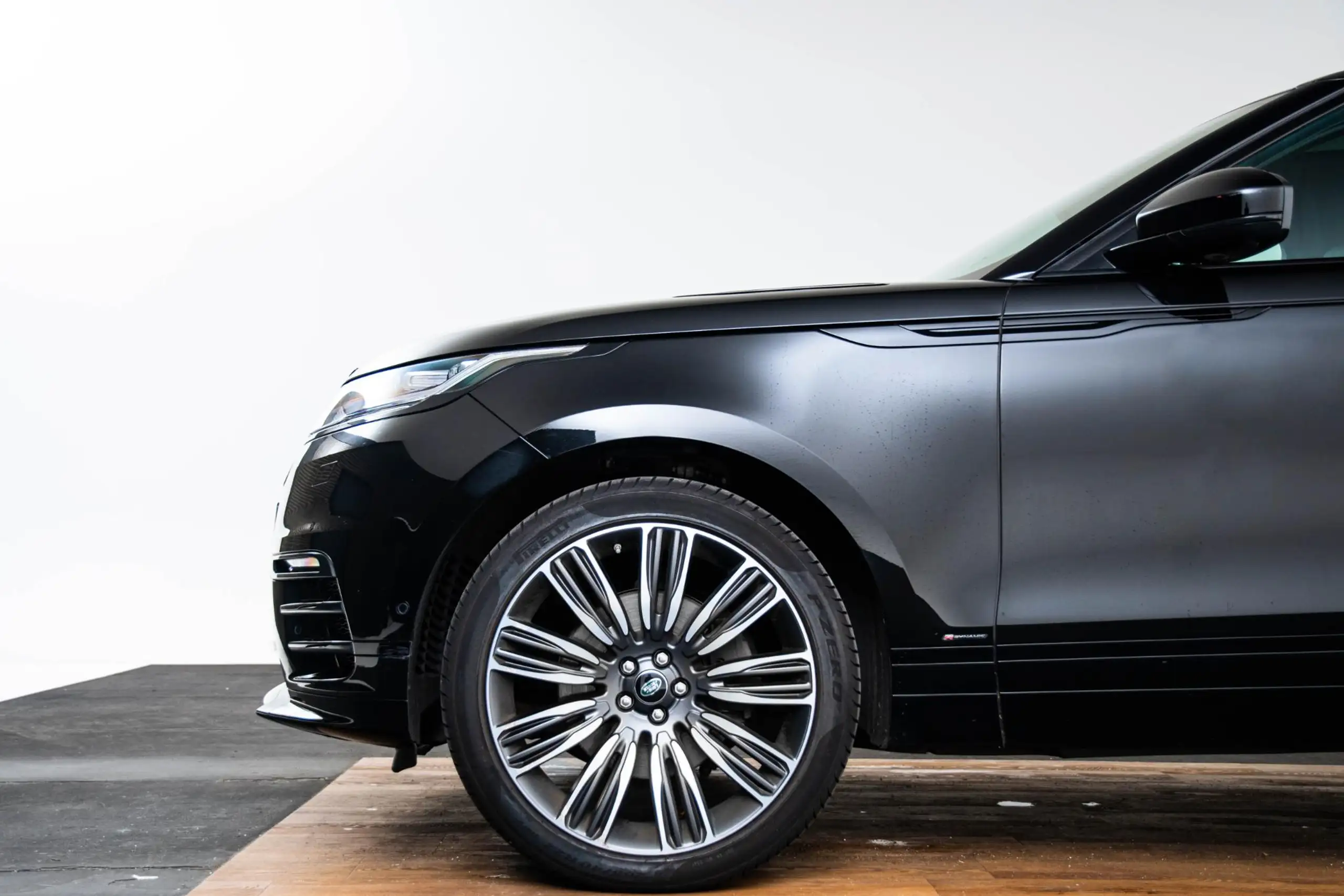 Land Rover - Range Rover Velar