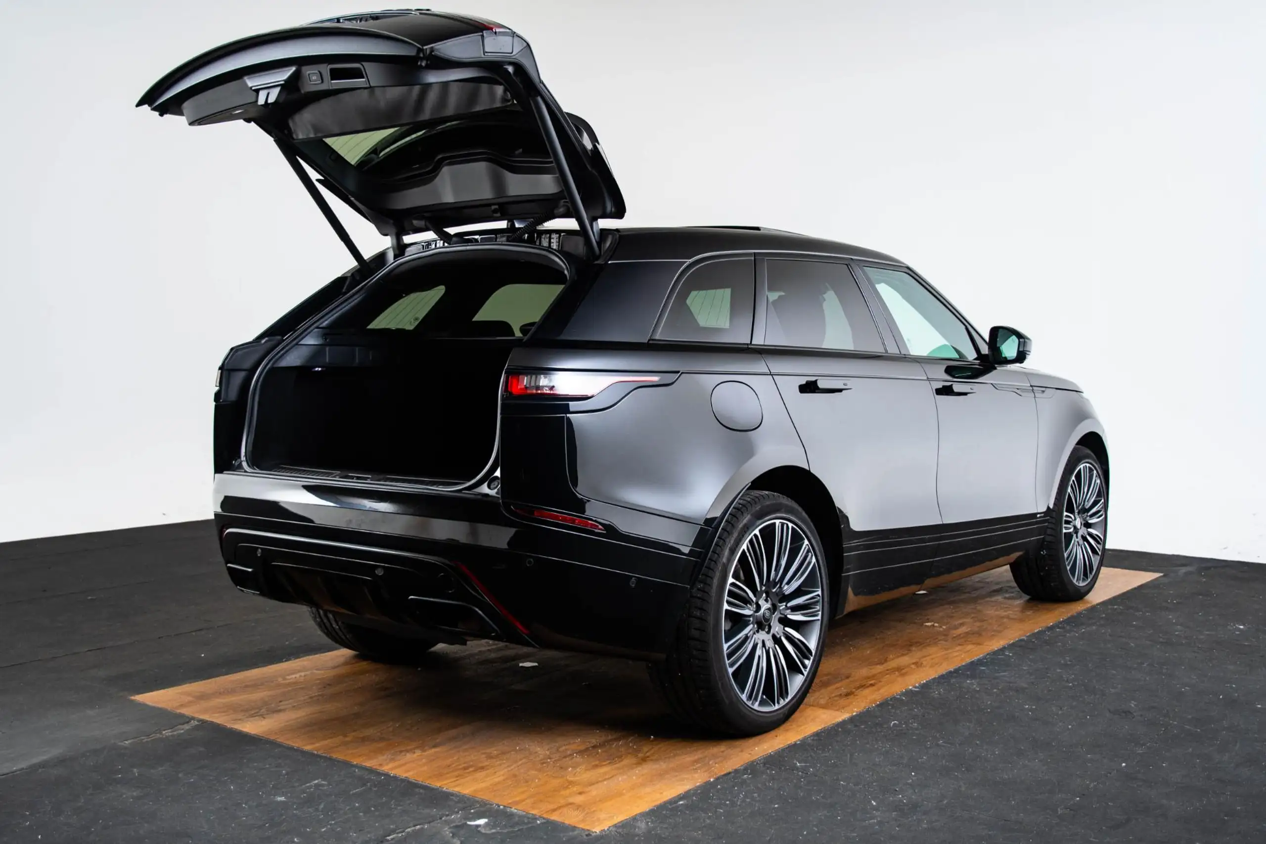 Land Rover - Range Rover Velar