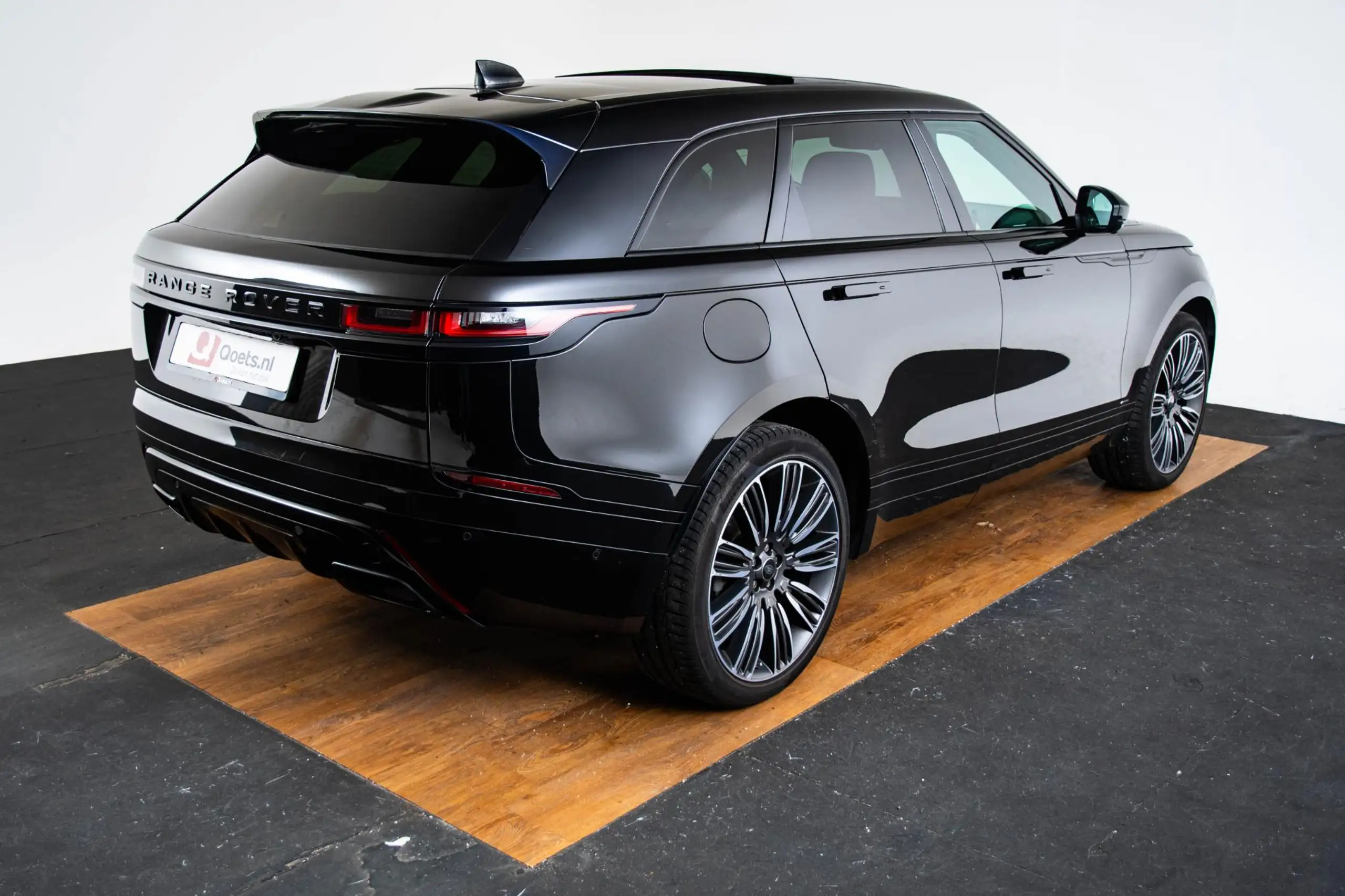 Land Rover - Range Rover Velar