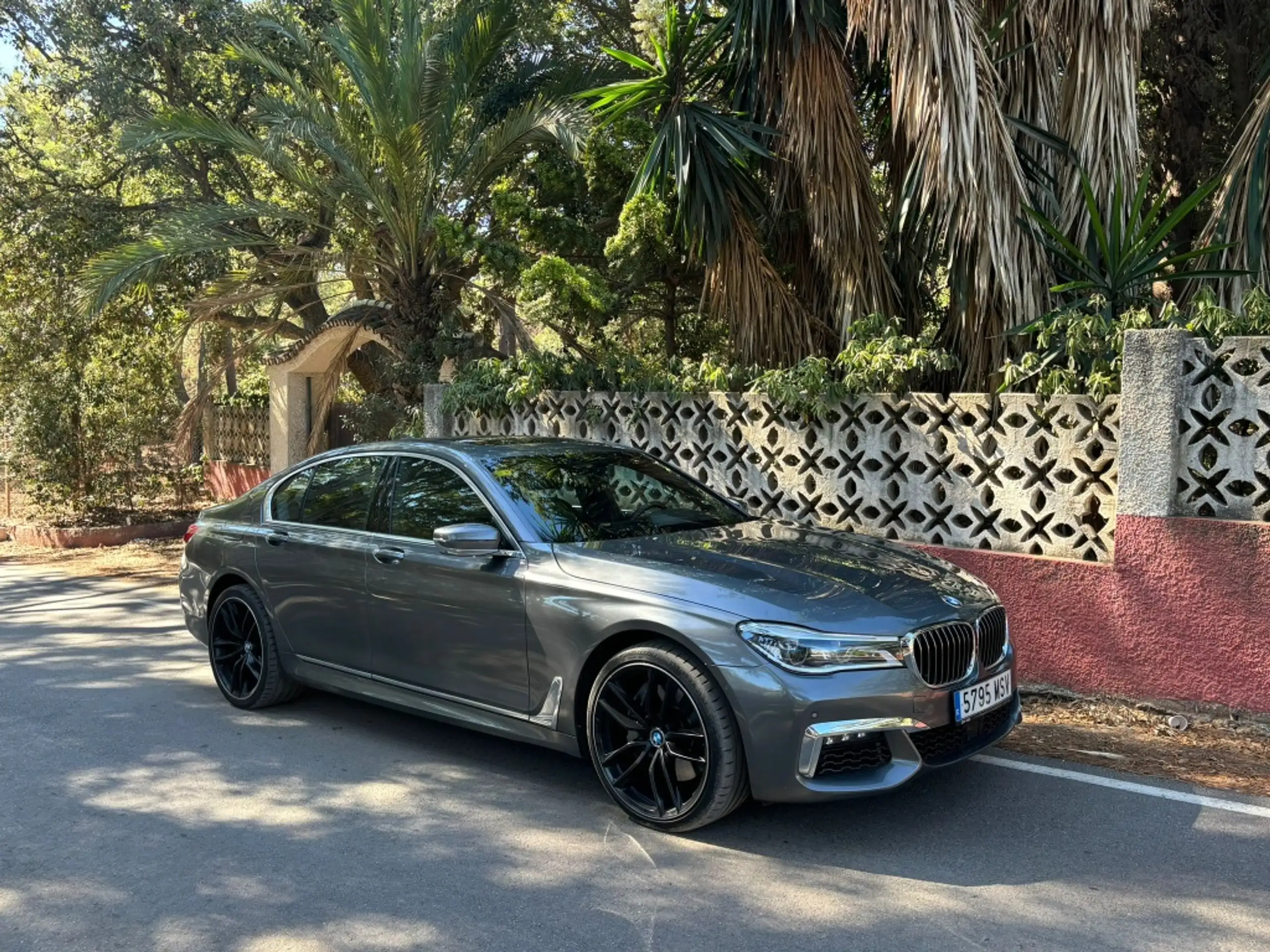 BMW 750 2016