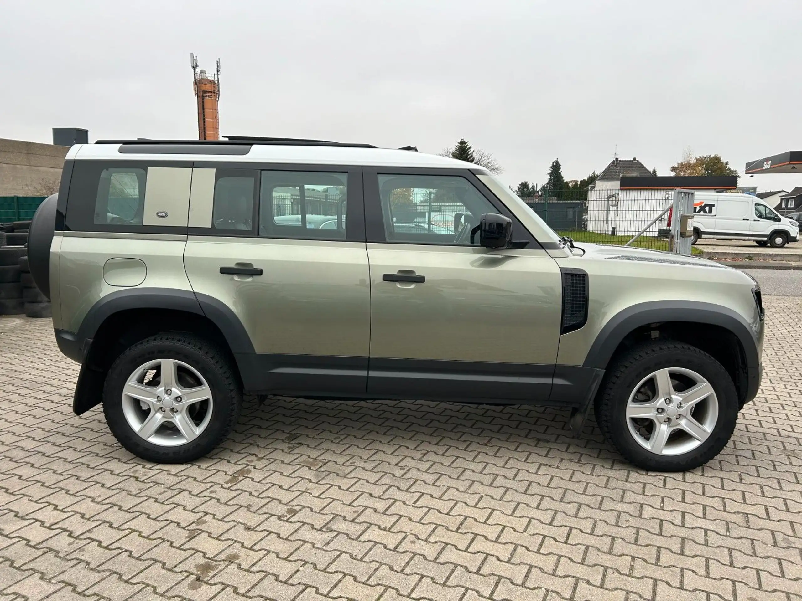 Land Rover - Defender