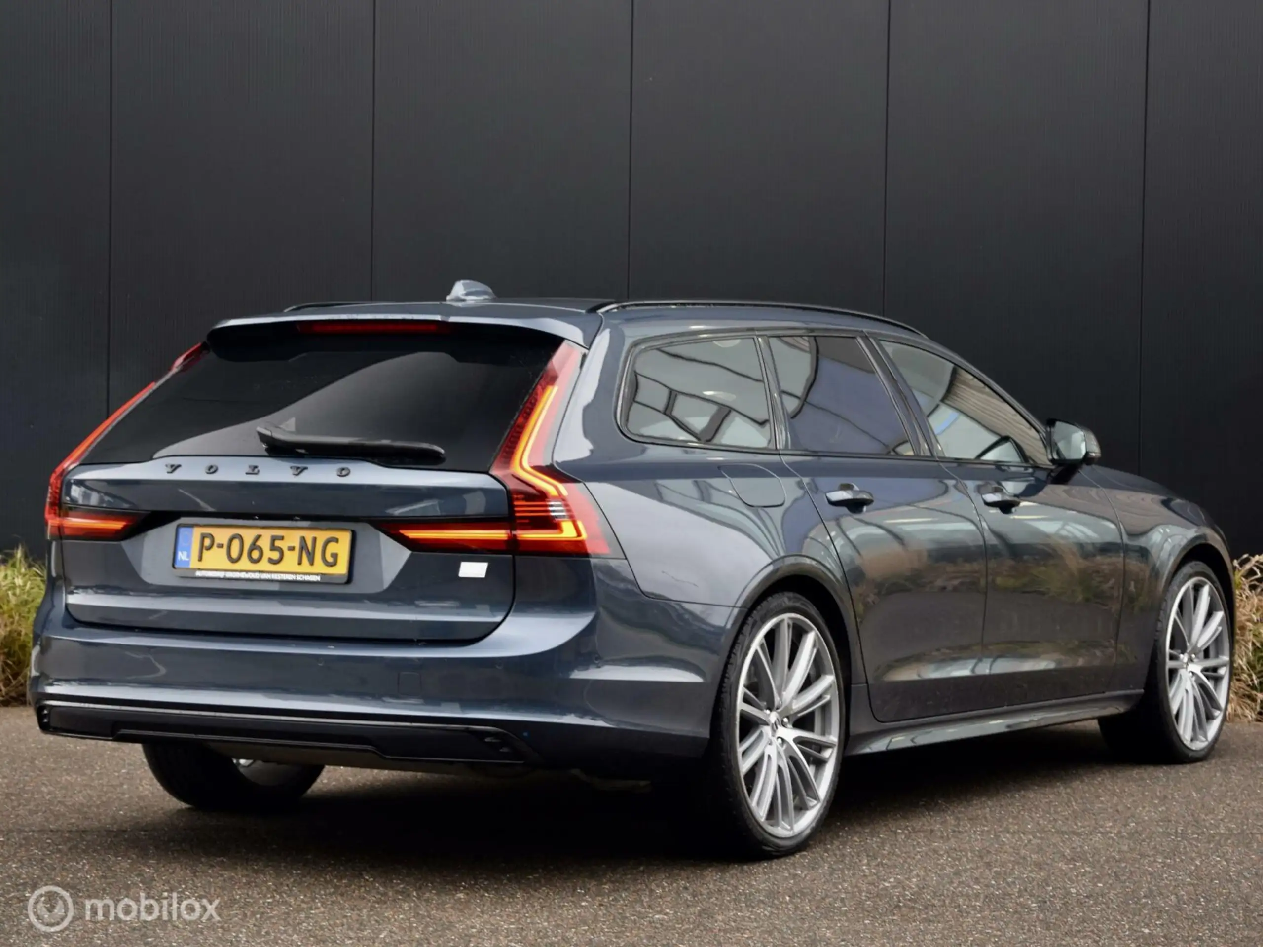 Volvo - V90