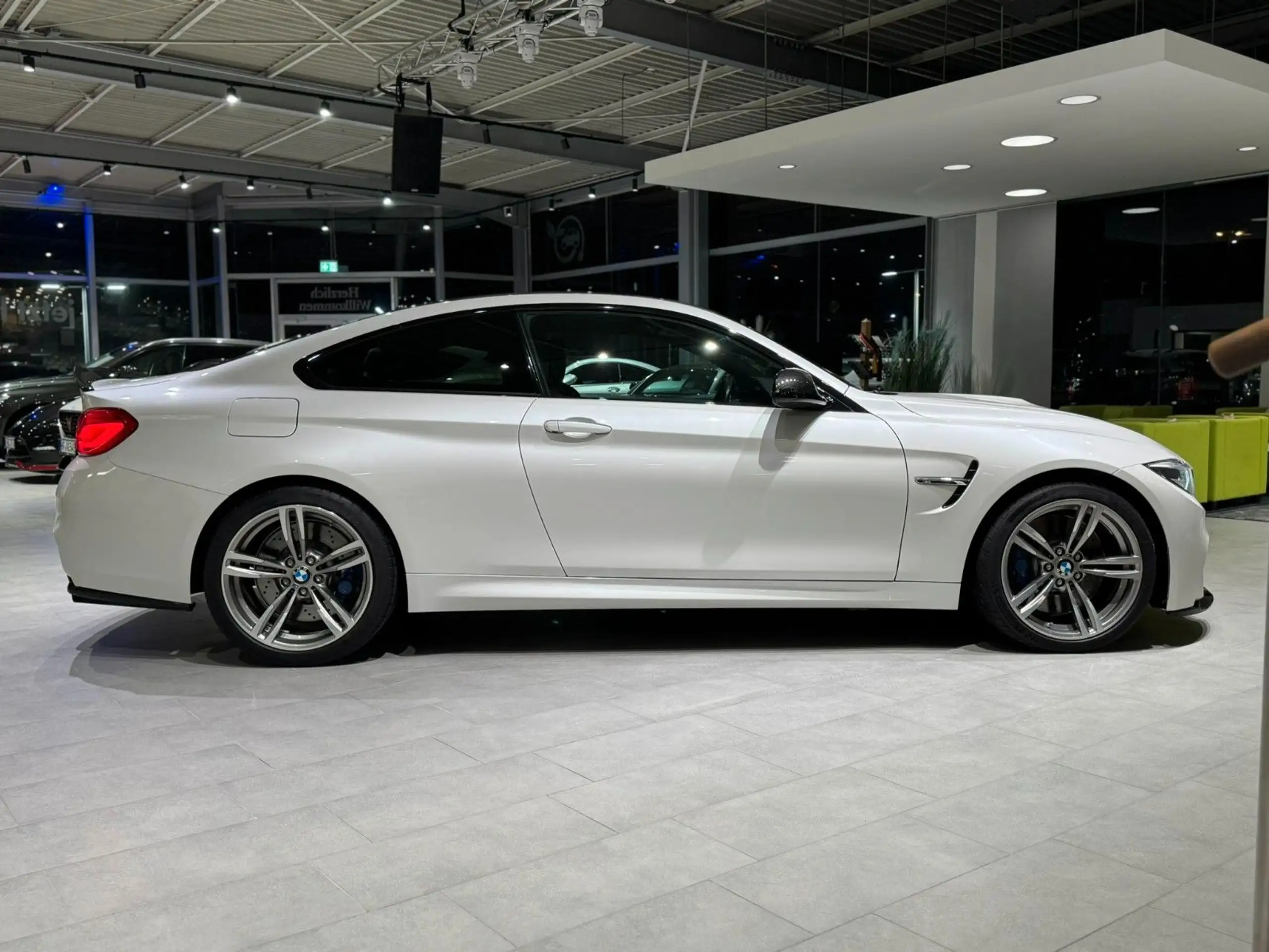 BMW - M4