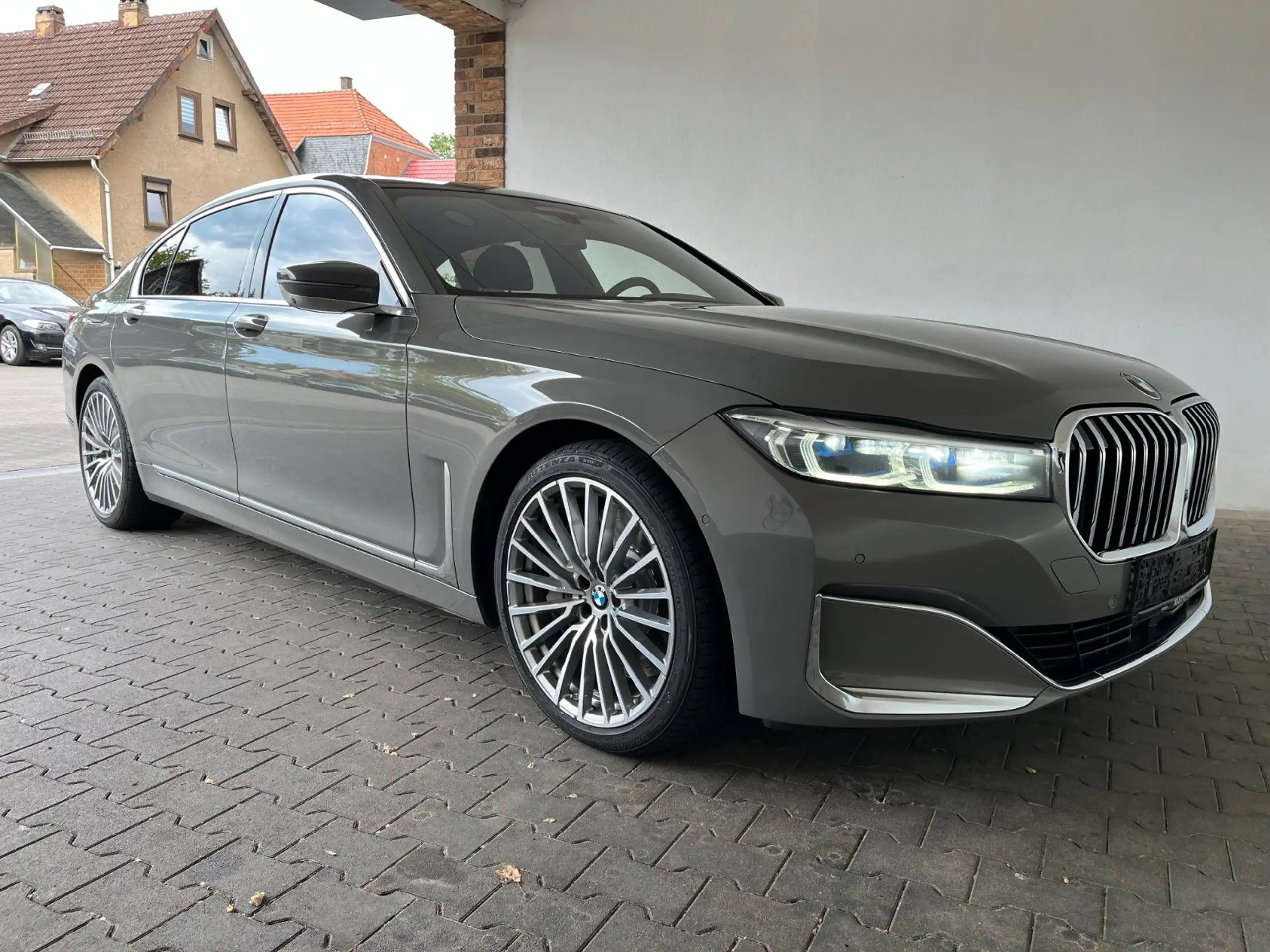 BMW - 750