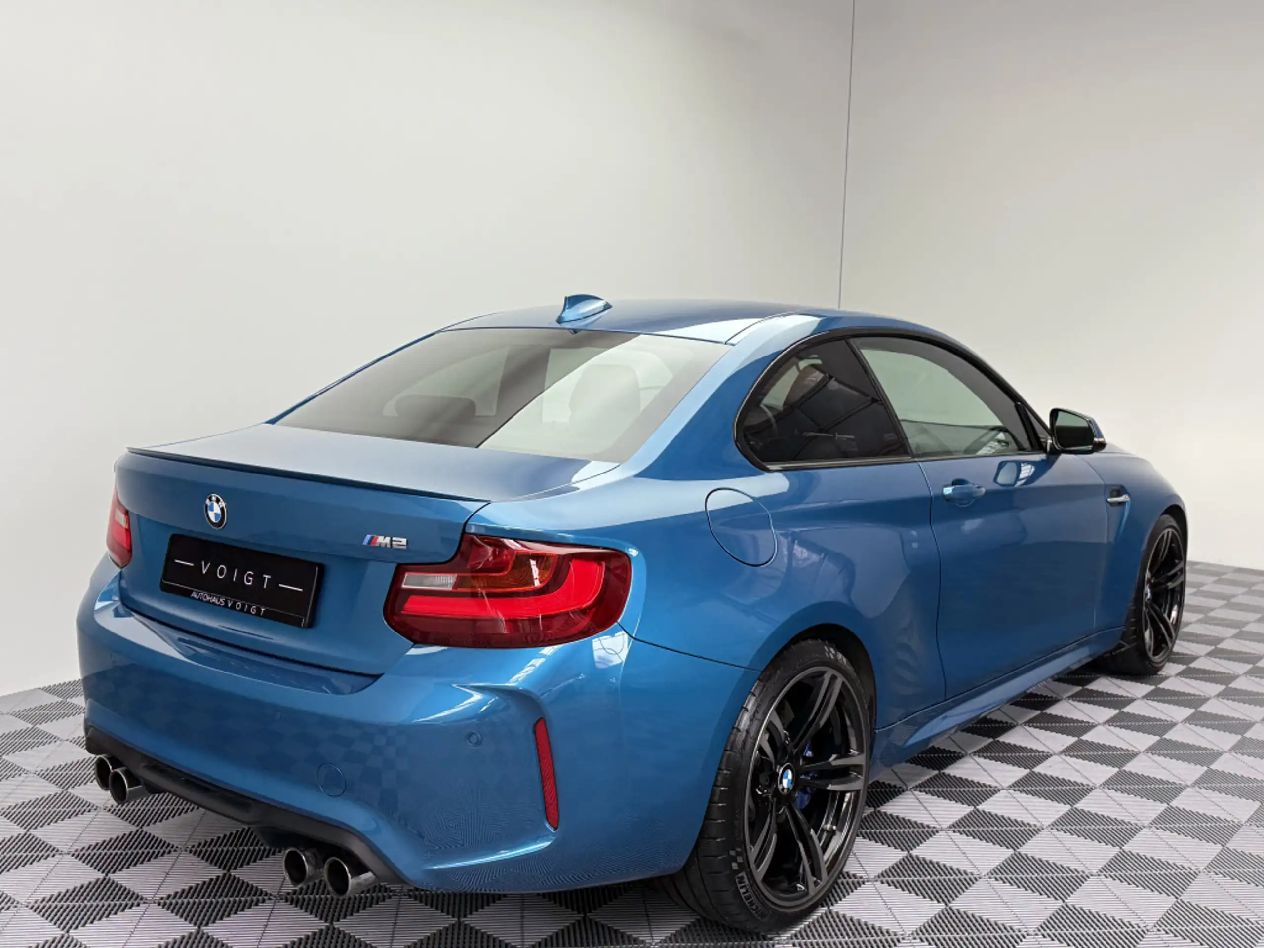 BMW - M2