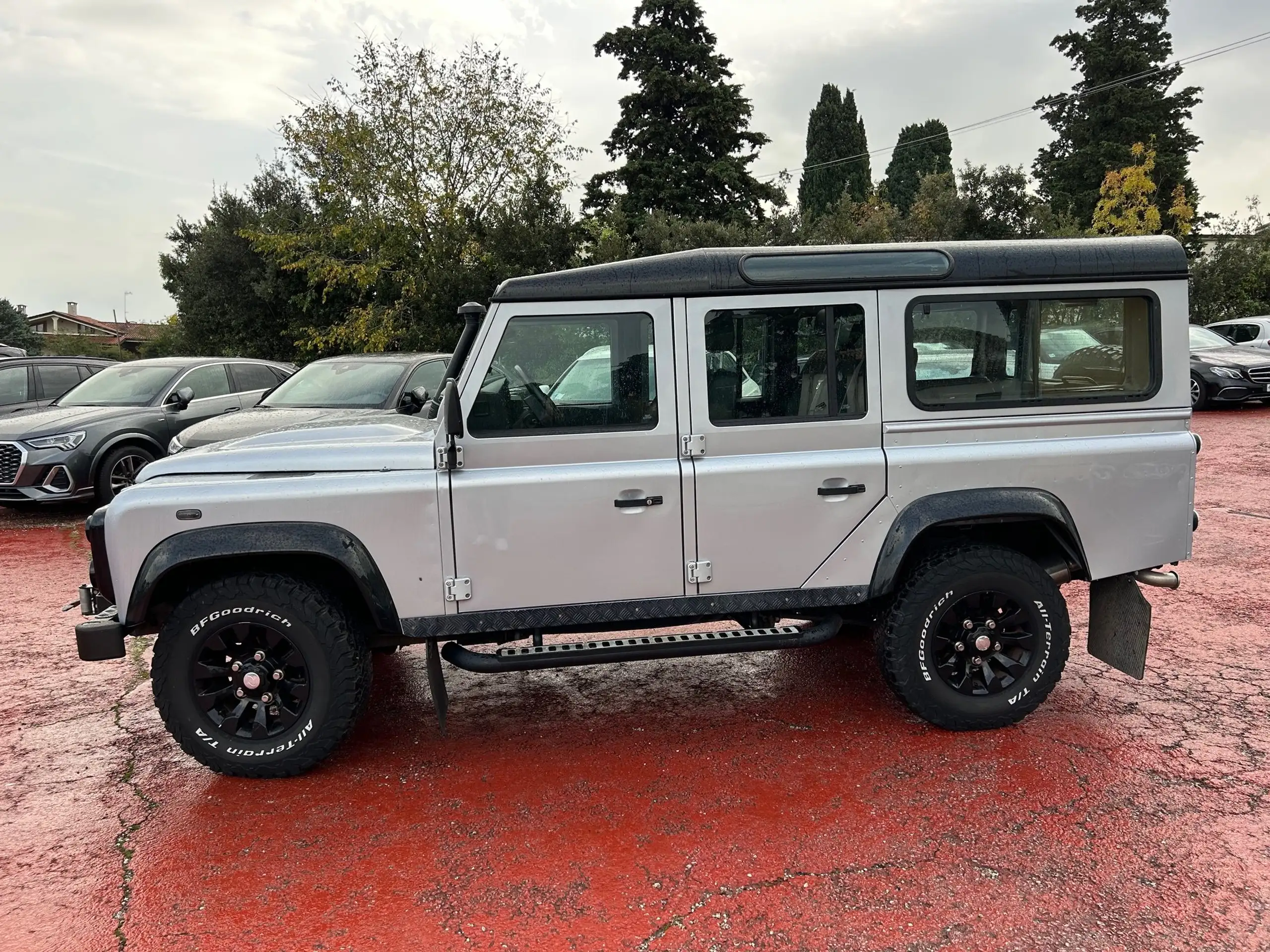 Land Rover - Defender