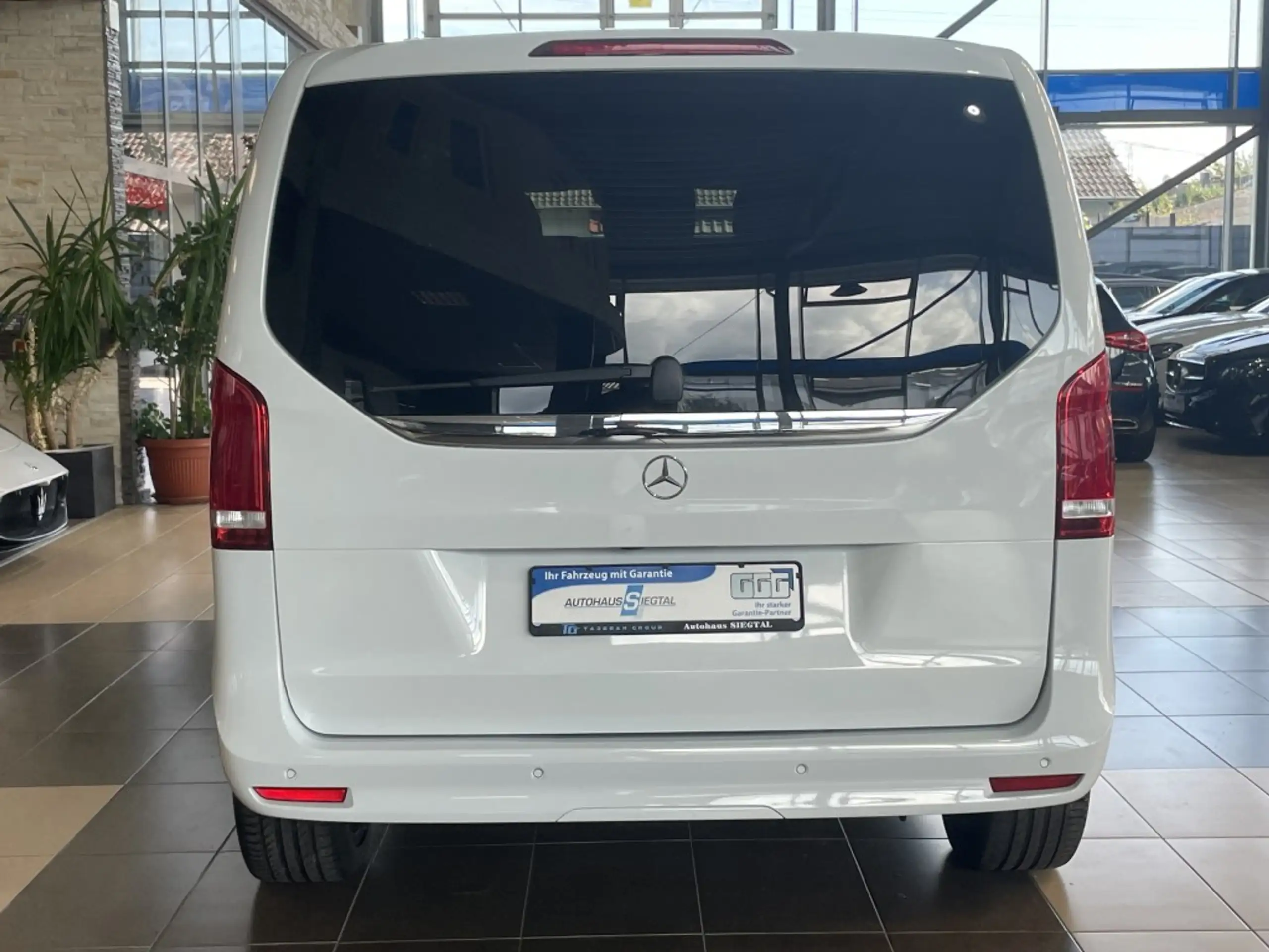 Mercedes-Benz - V 220