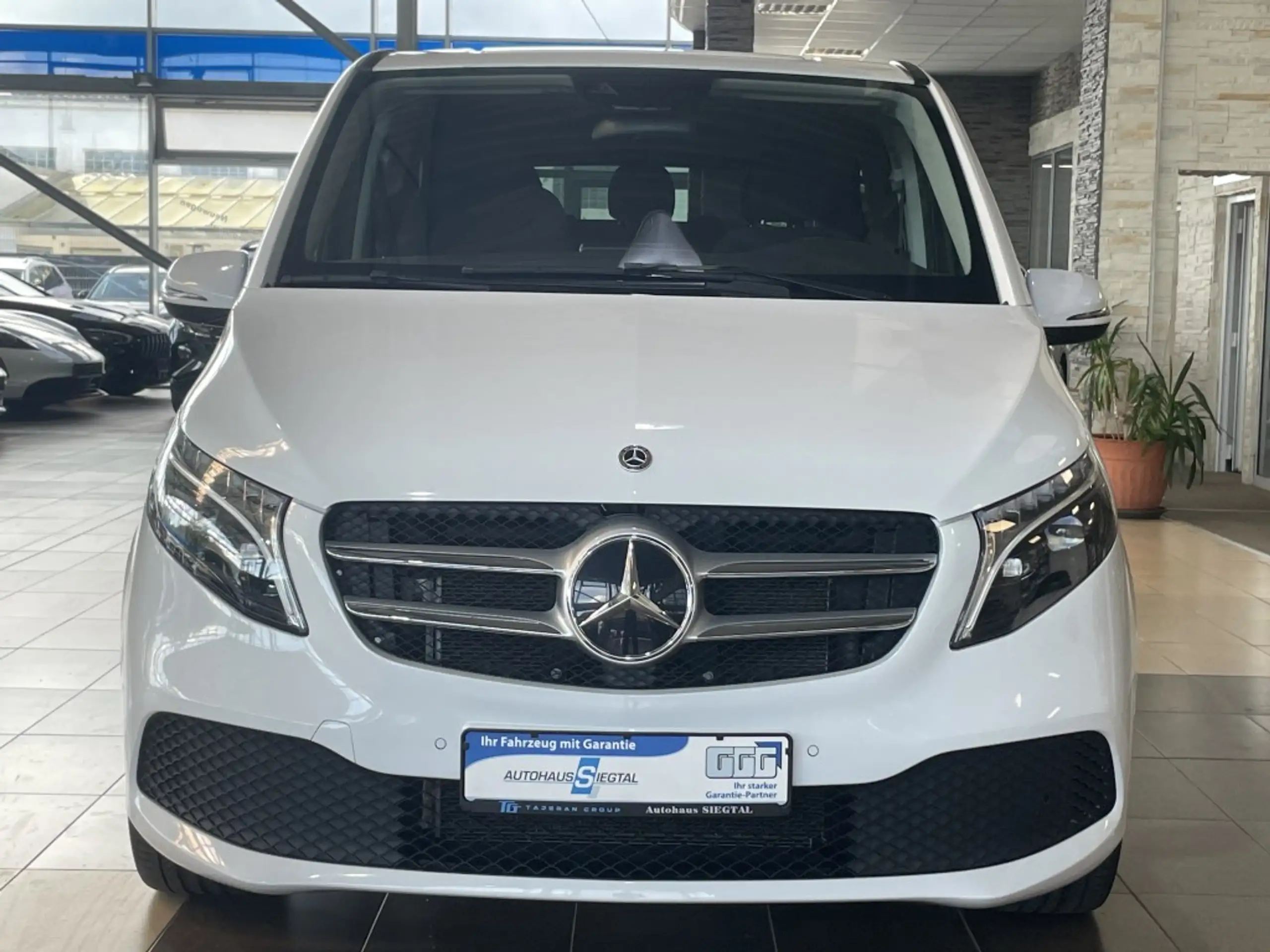 Mercedes-Benz - V 220