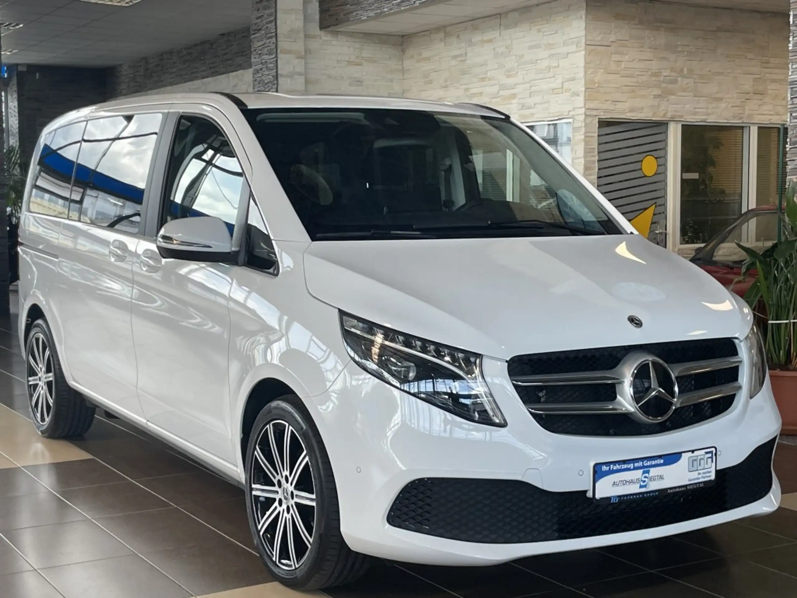 Mercedes-Benz - V 220