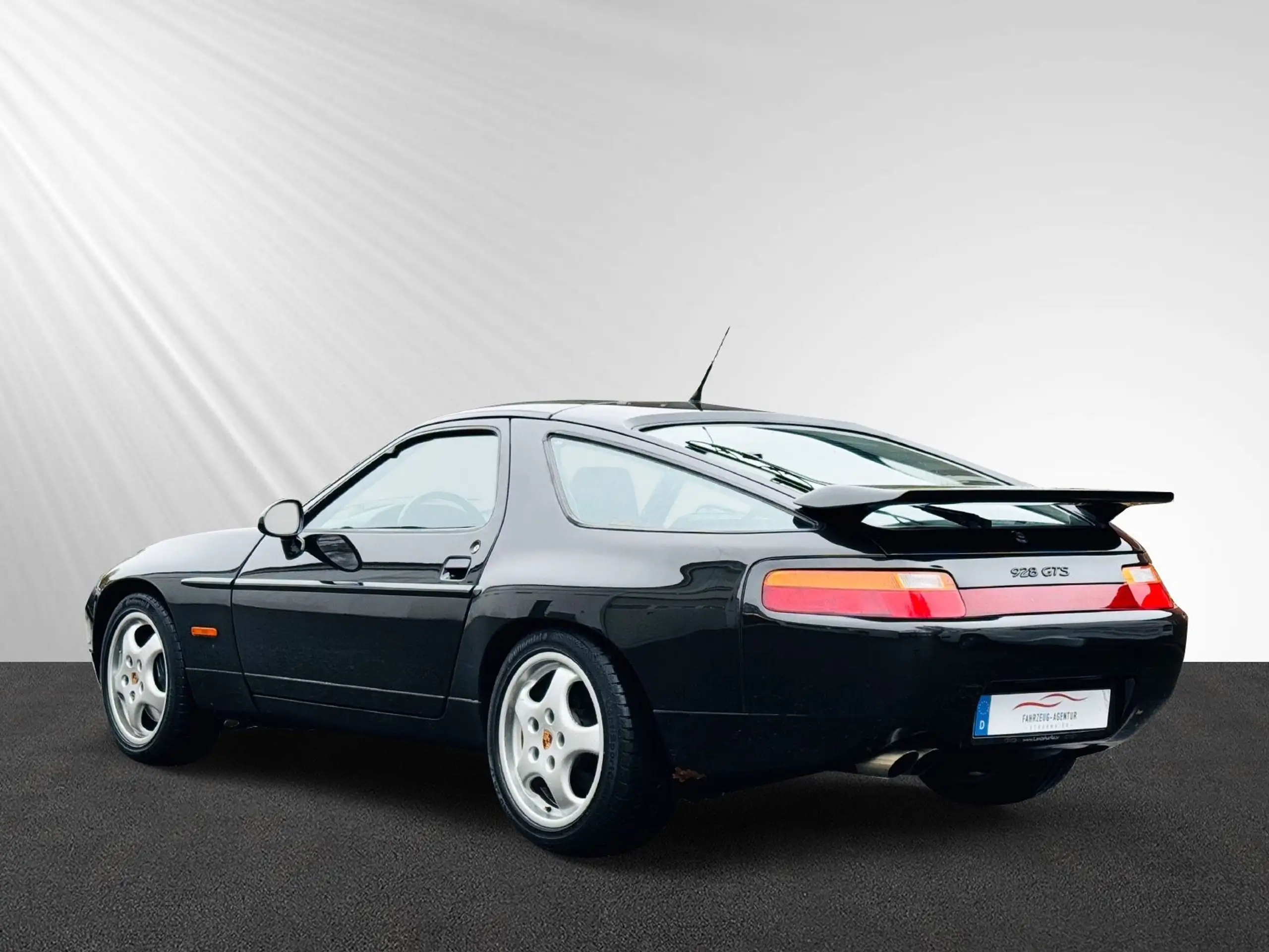 Porsche - 928