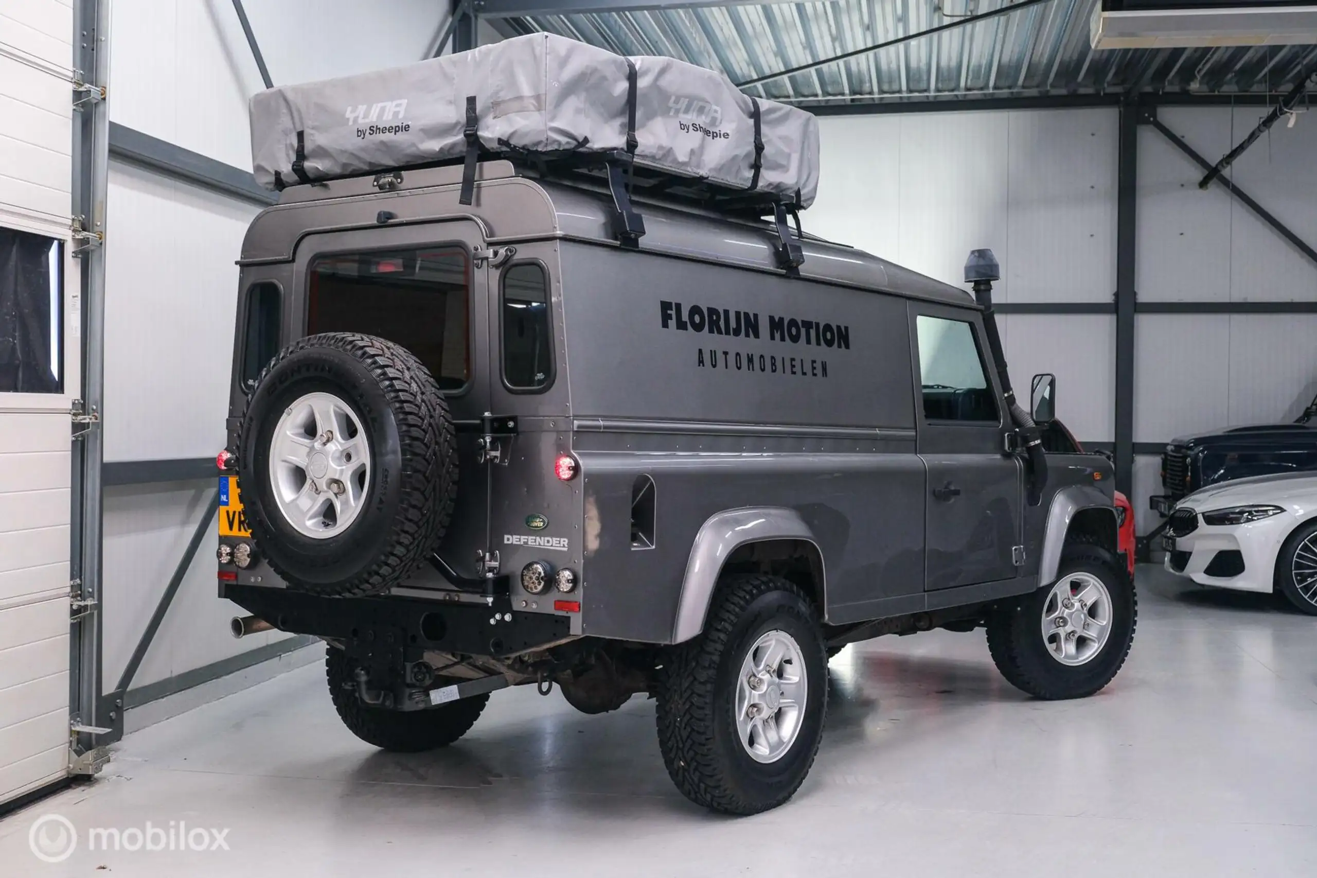 Land Rover - Defender