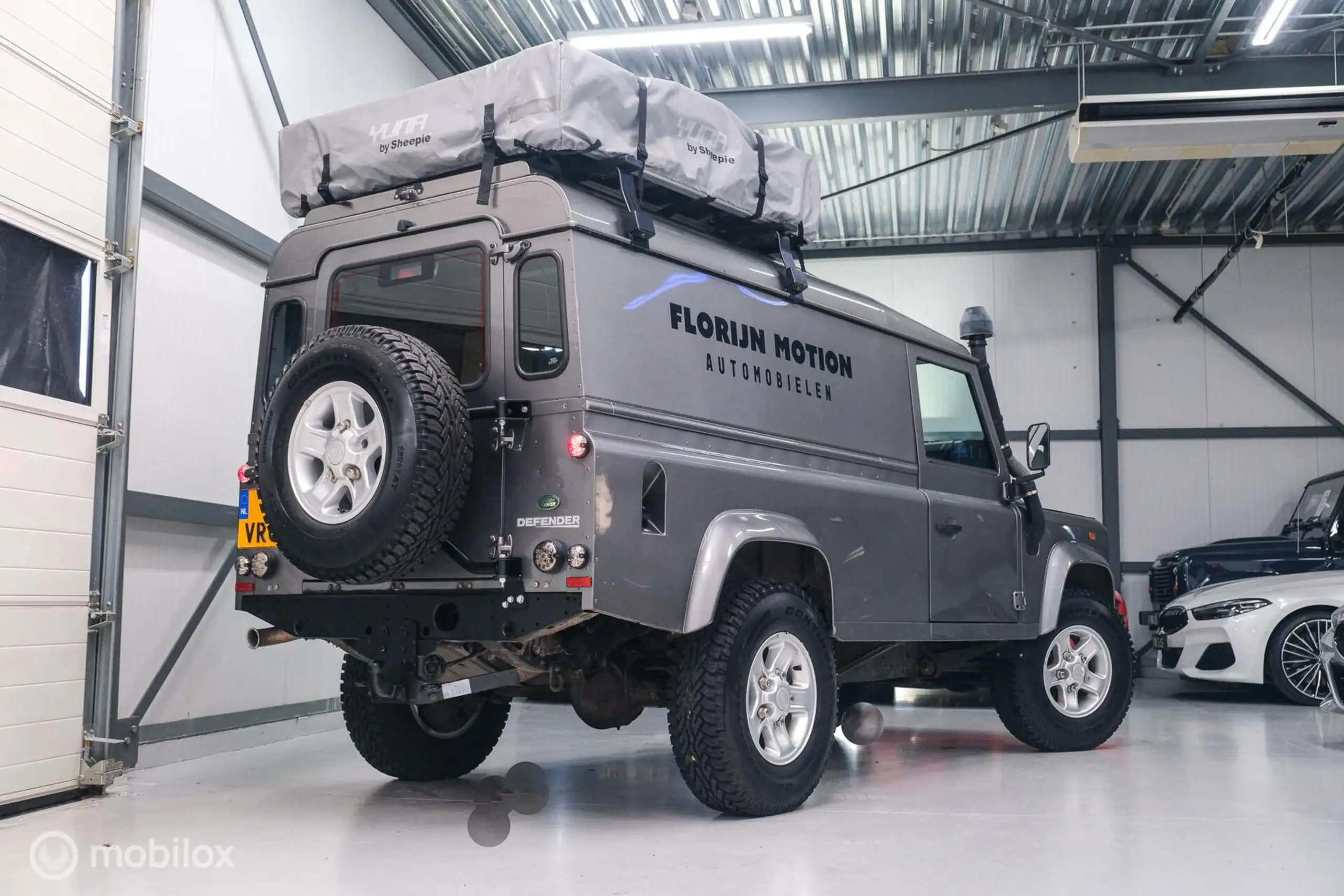 Land Rover - Defender