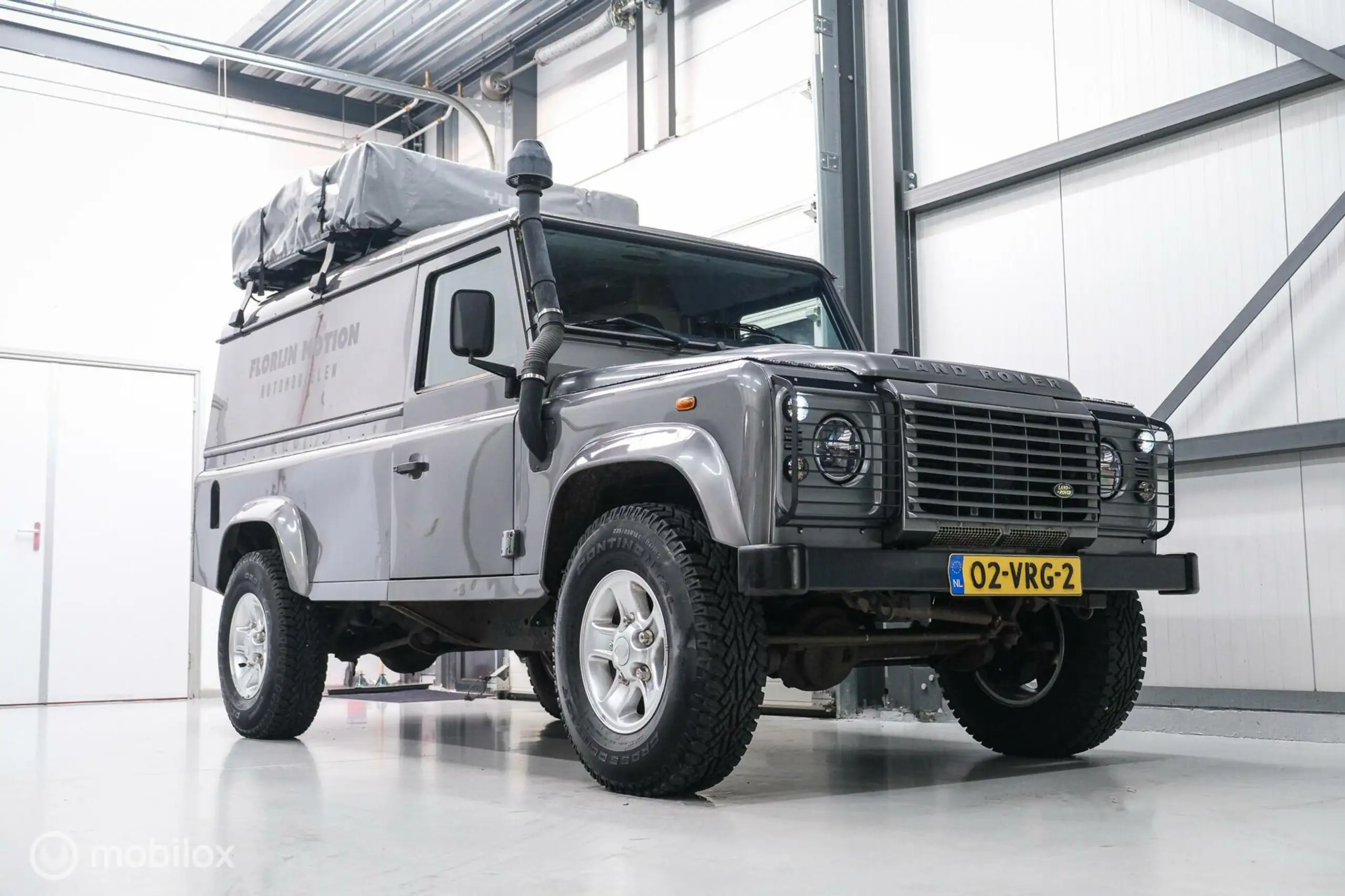 Land Rover - Defender