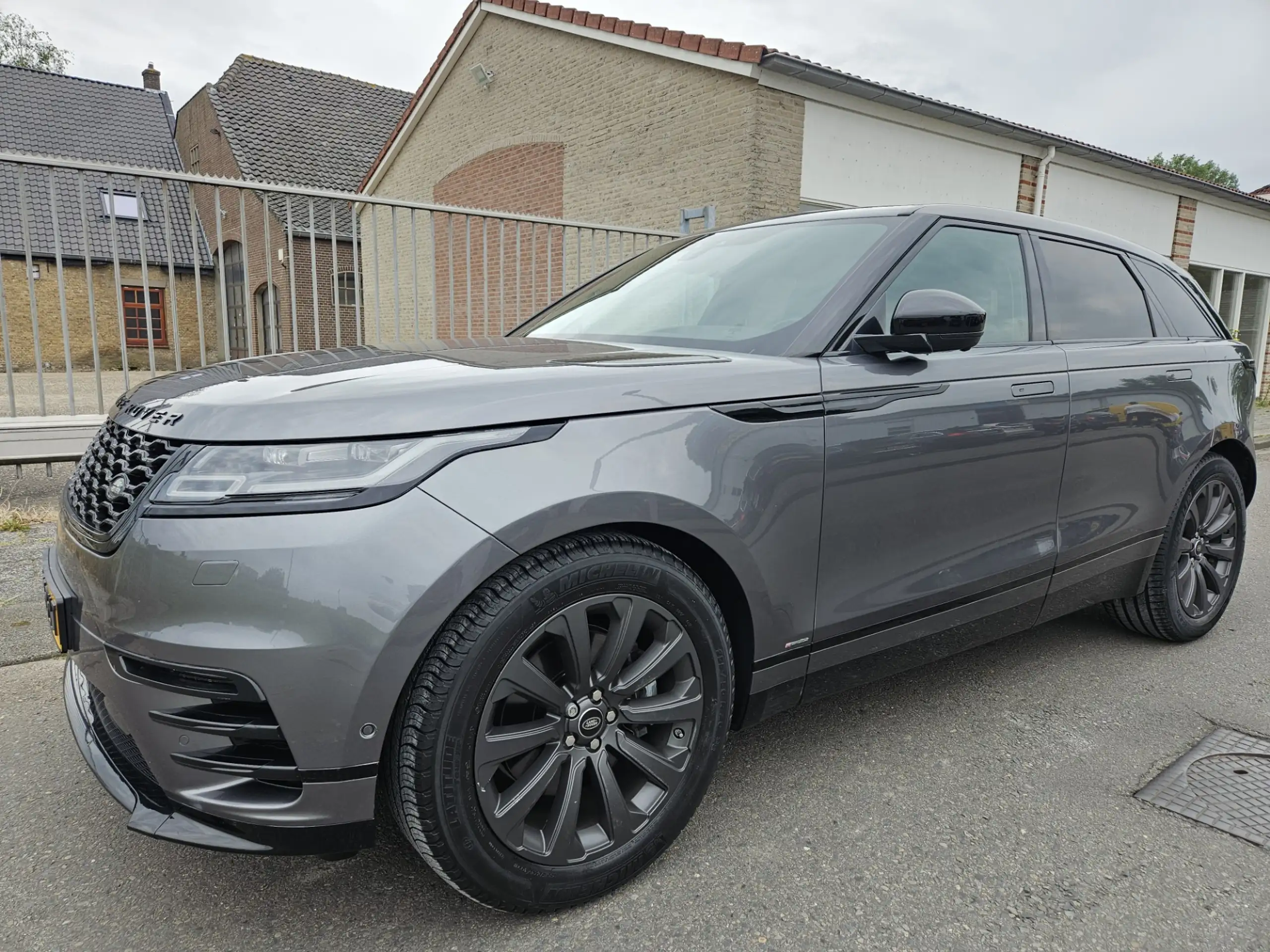 Land Rover - Range Rover Velar