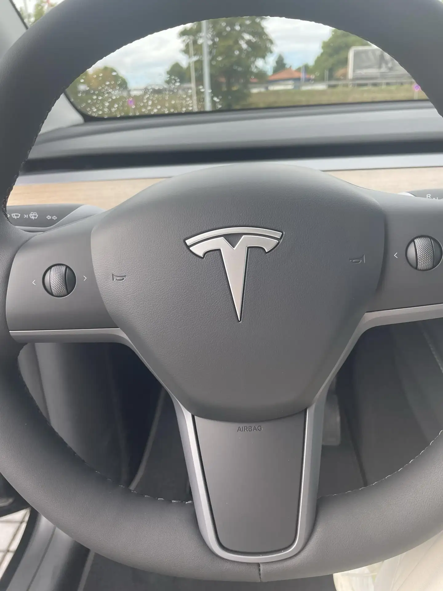 Tesla - Model Y