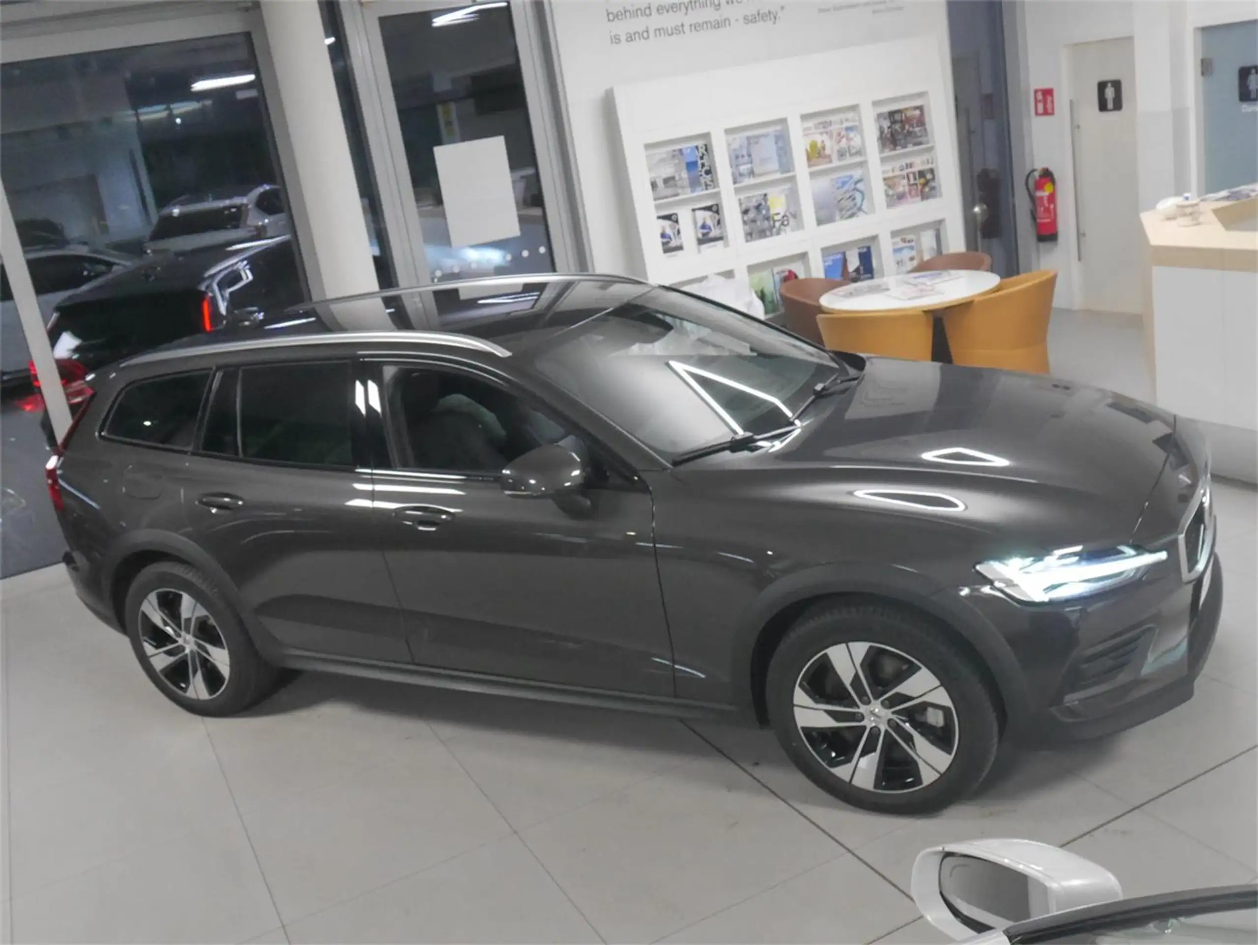 Volvo - V60 Cross Country