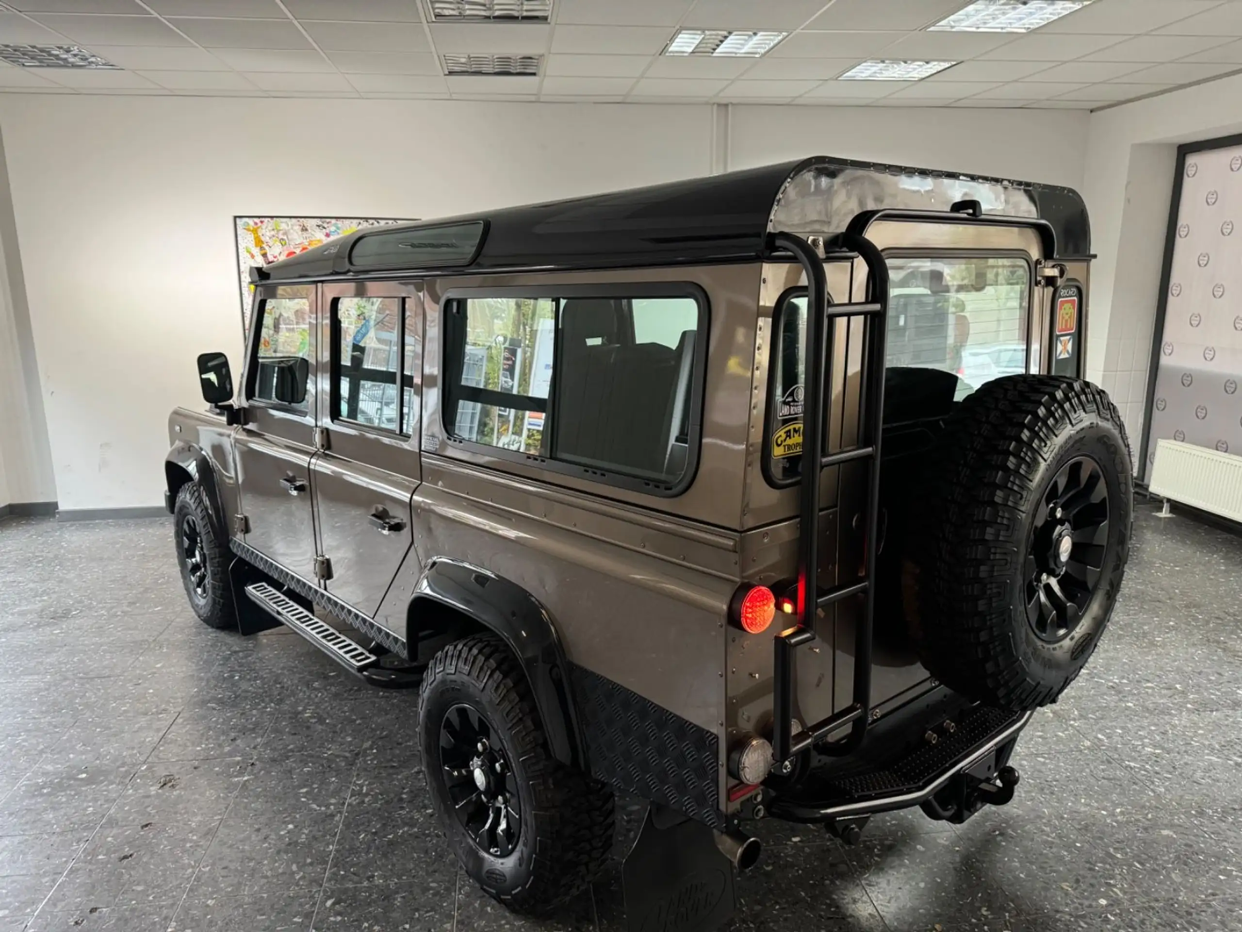 Land Rover - Defender