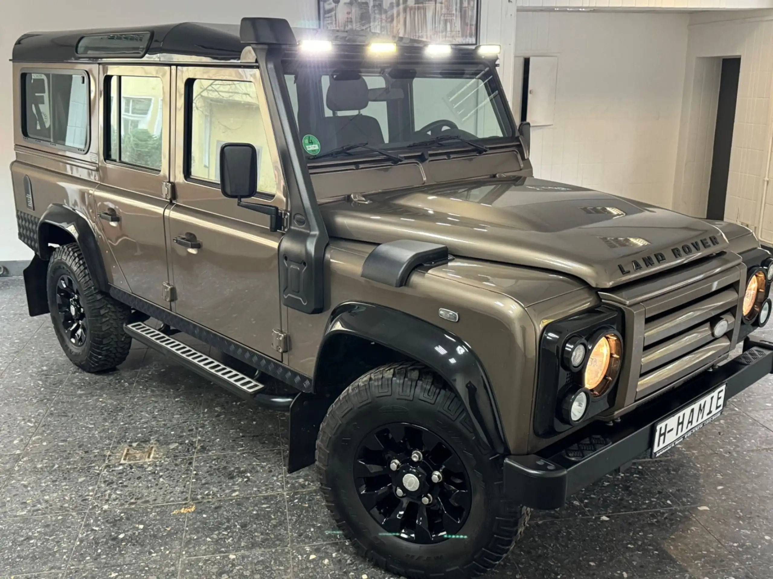 Land Rover - Defender