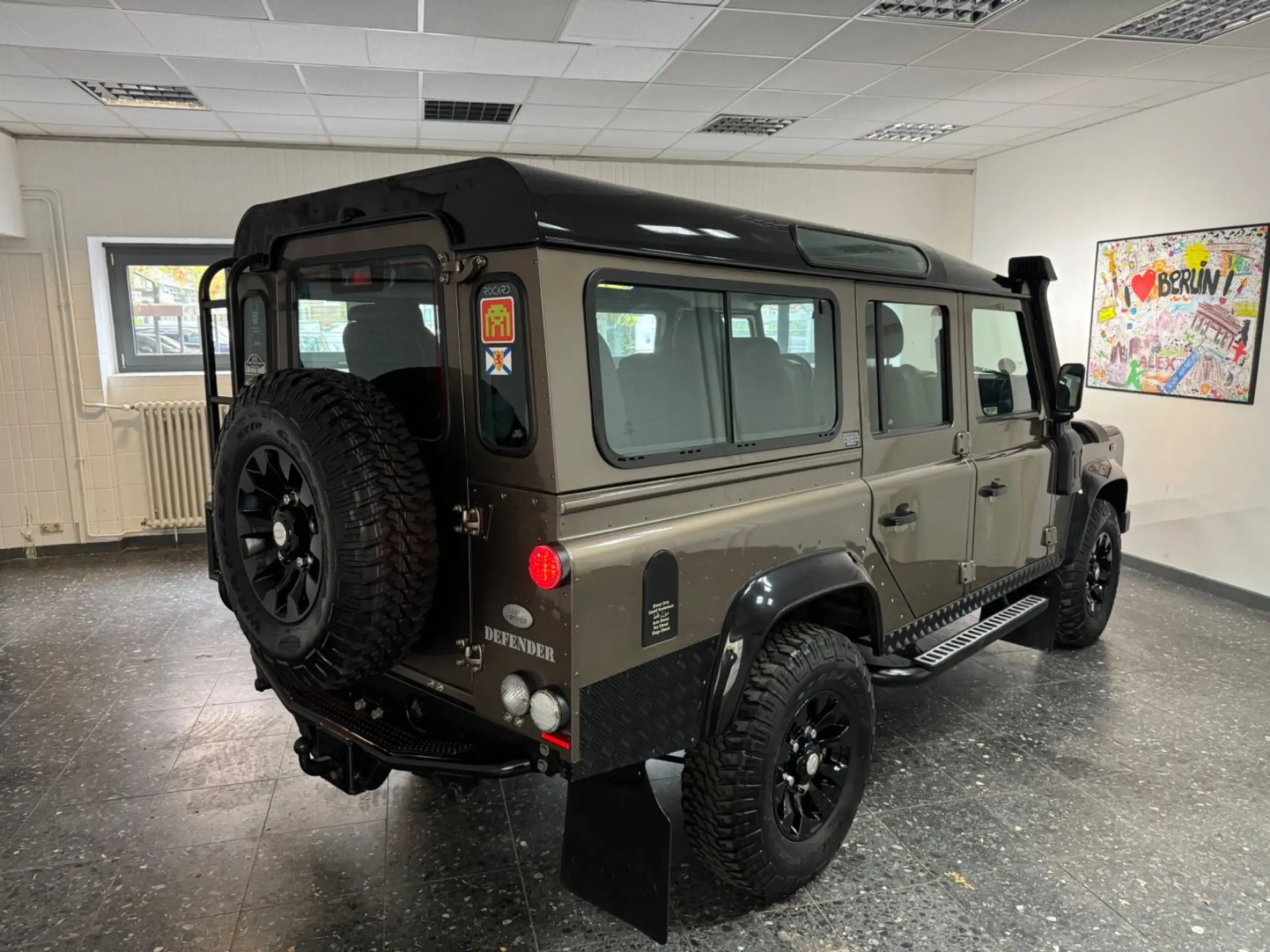 Land Rover - Defender