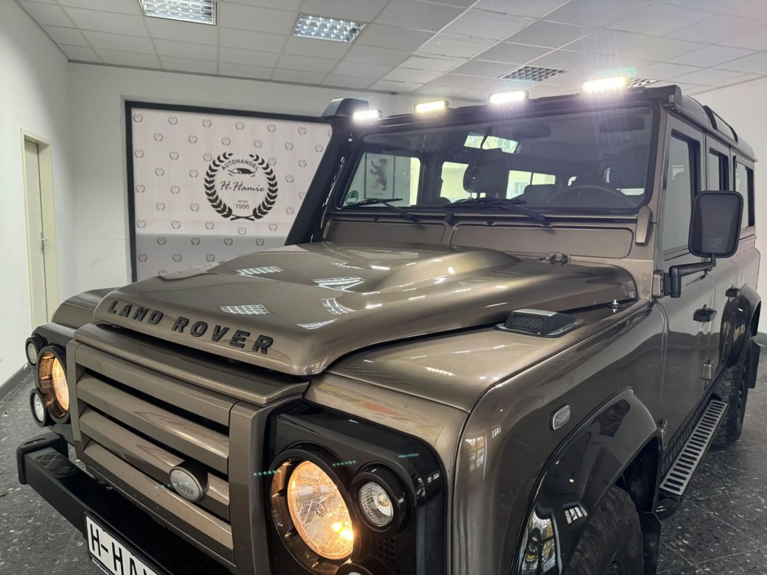 Land Rover - Defender