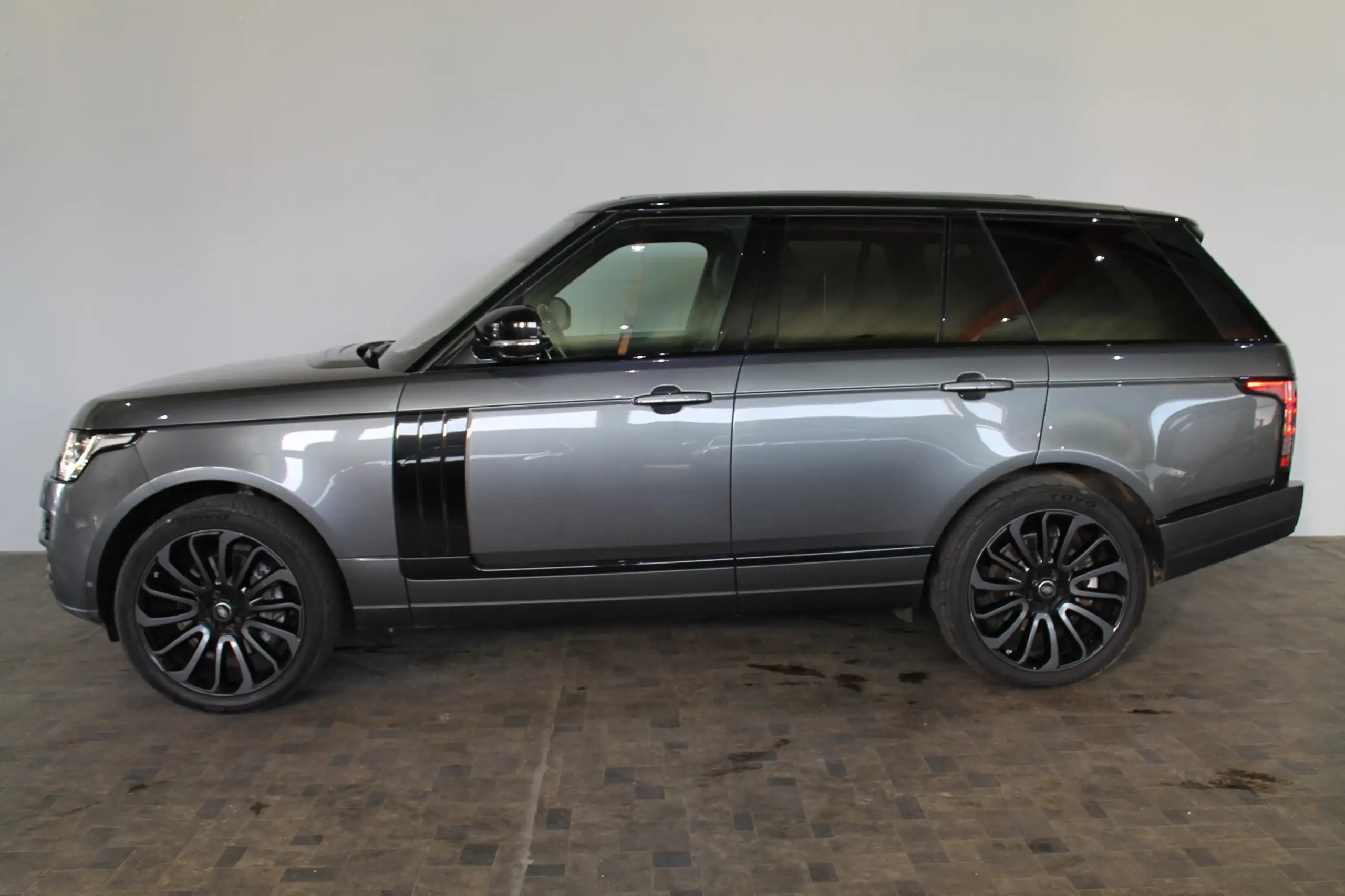 Land Rover - Range Rover