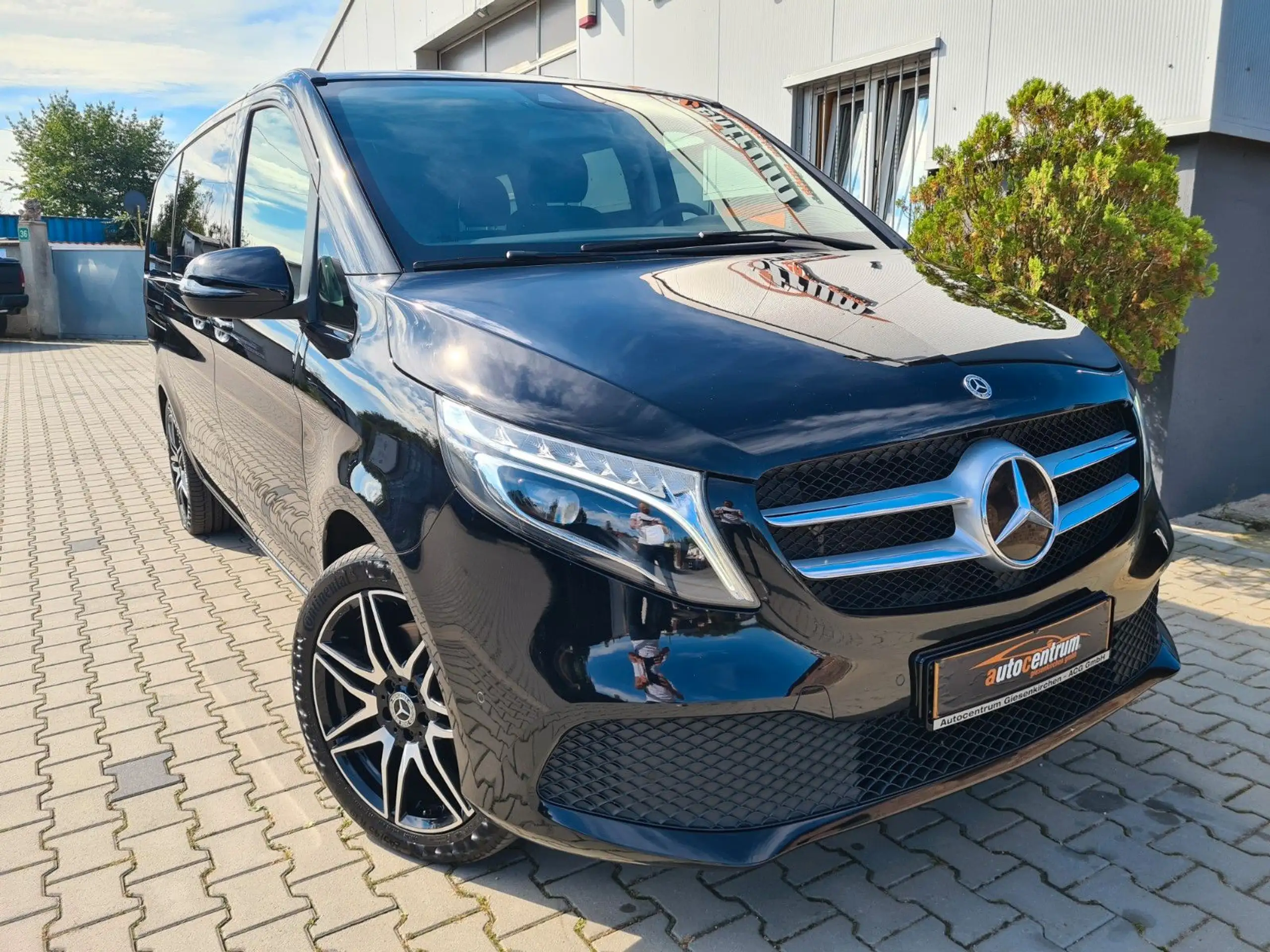 Mercedes-Benz - V 220