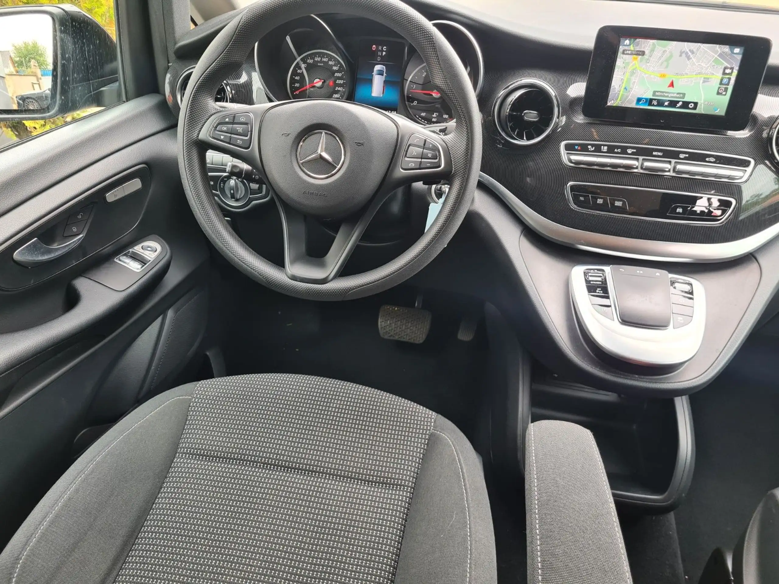 Mercedes-Benz - V 220