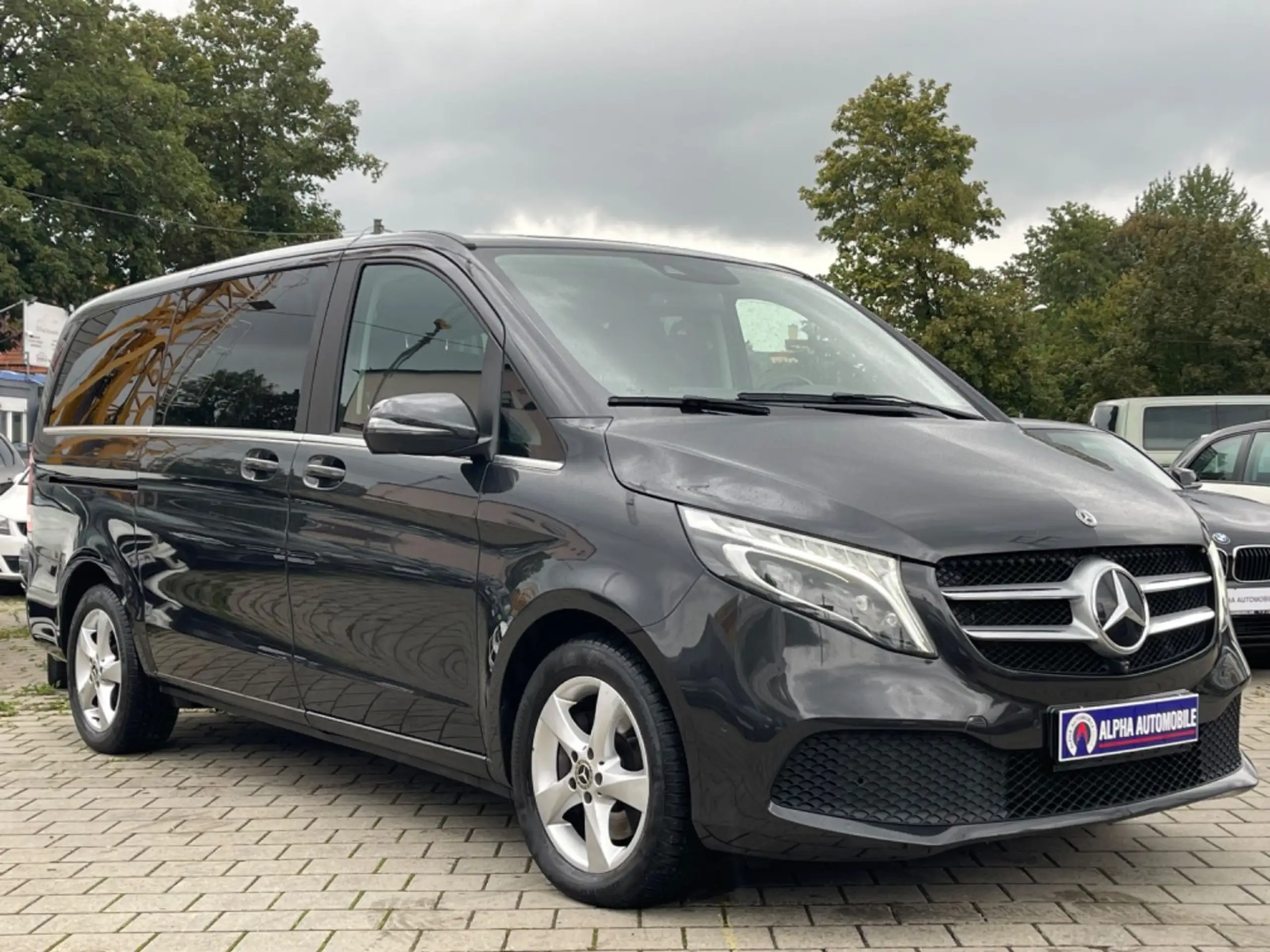 Mercedes-Benz - V 220