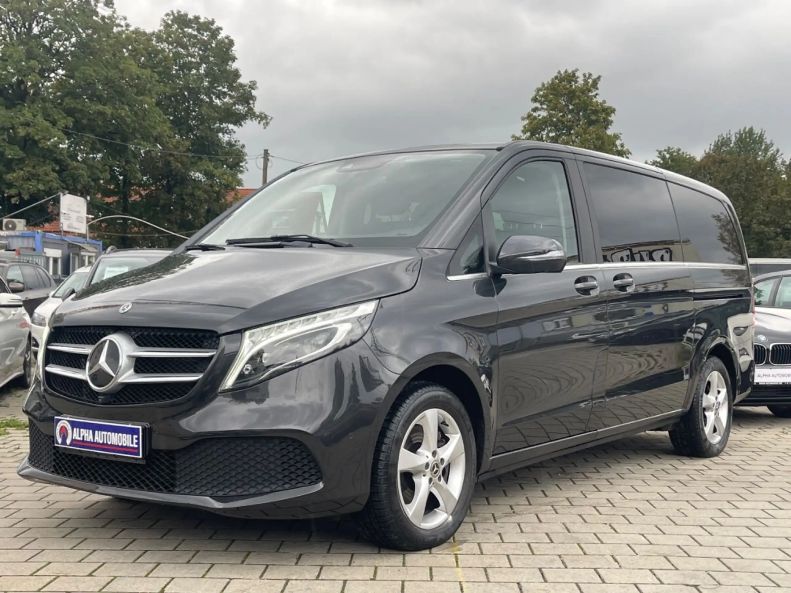 Mercedes-Benz - V 220