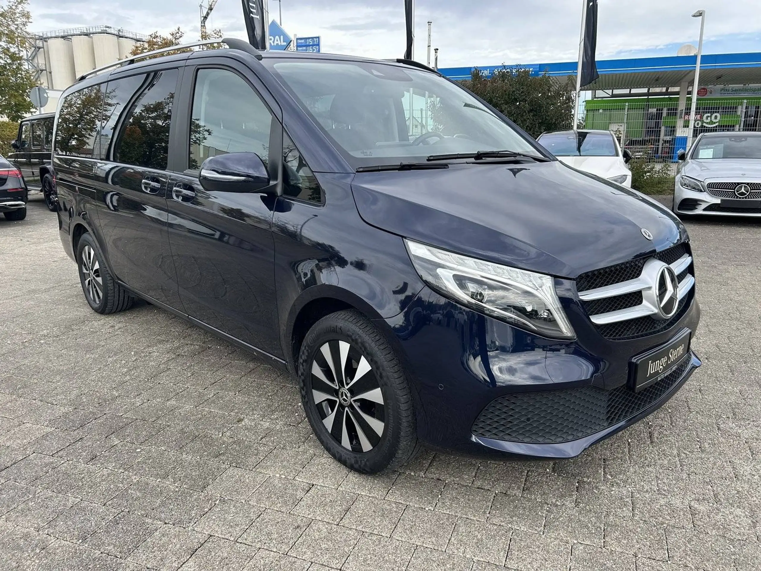 Mercedes-Benz - V 220