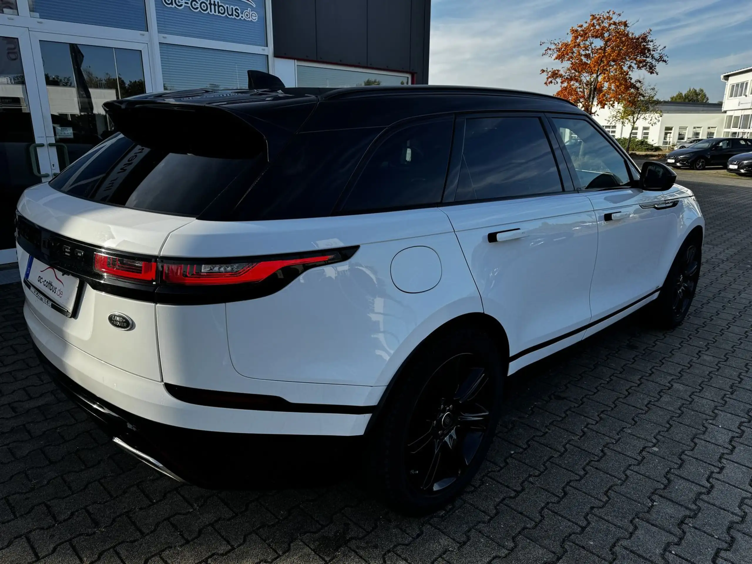 Land Rover - Range Rover Velar