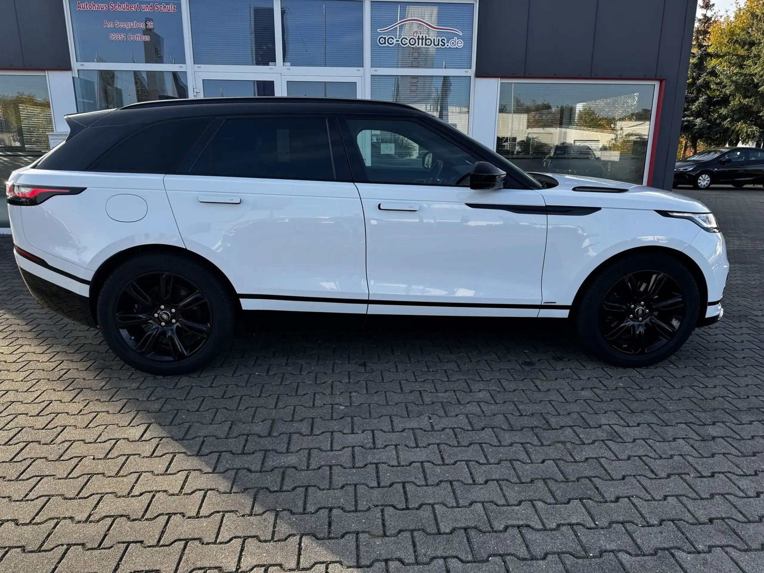 Land Rover - Range Rover Velar