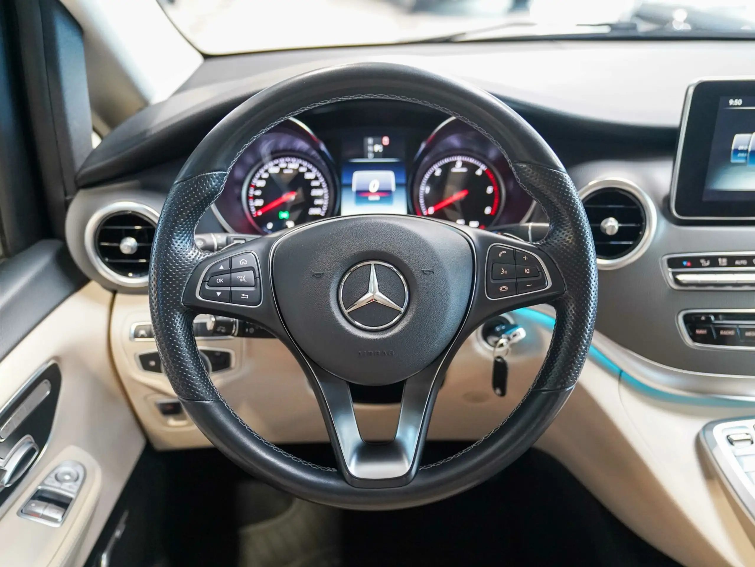 Mercedes-Benz - V 250