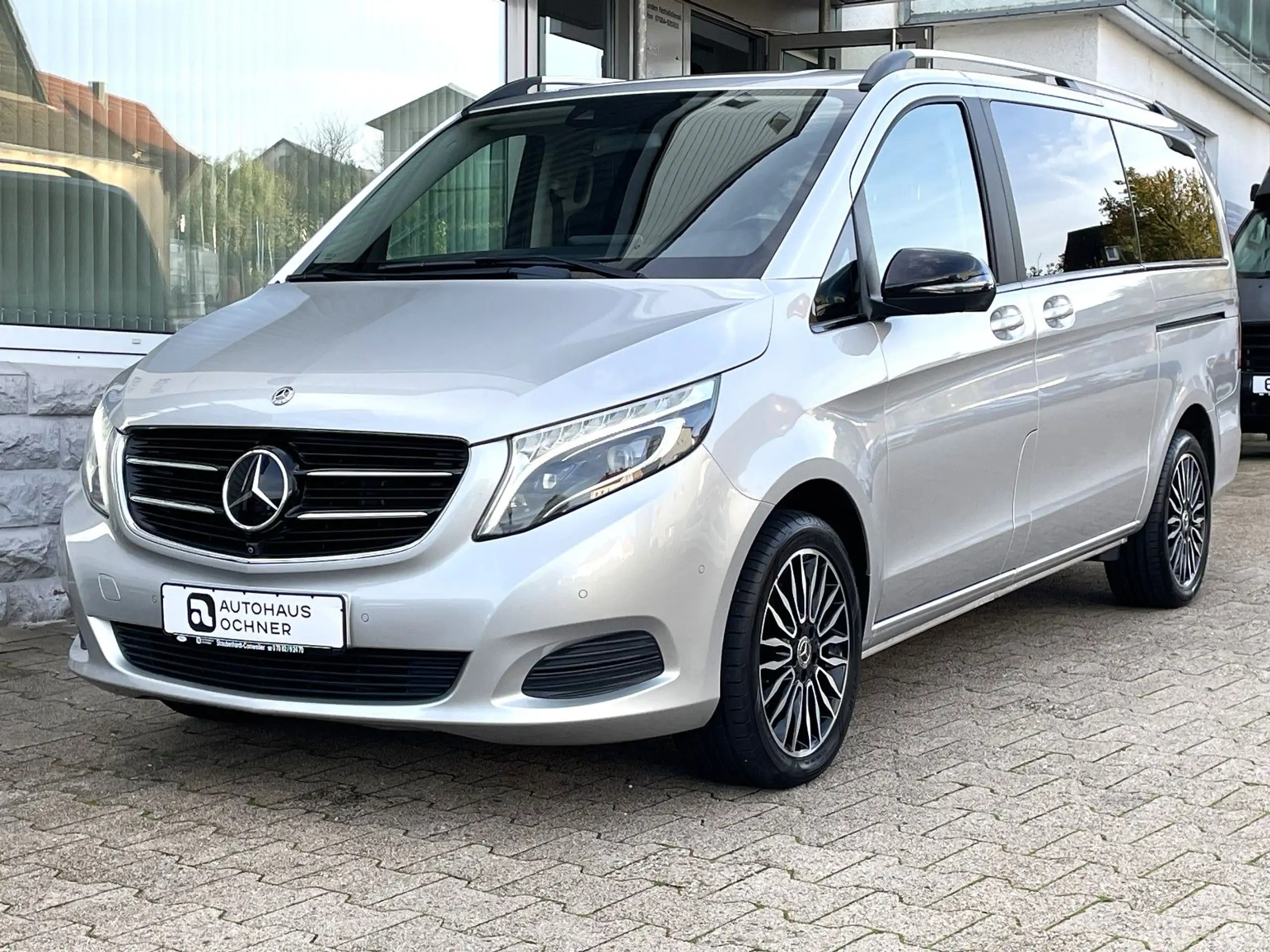 Mercedes-Benz - V 220