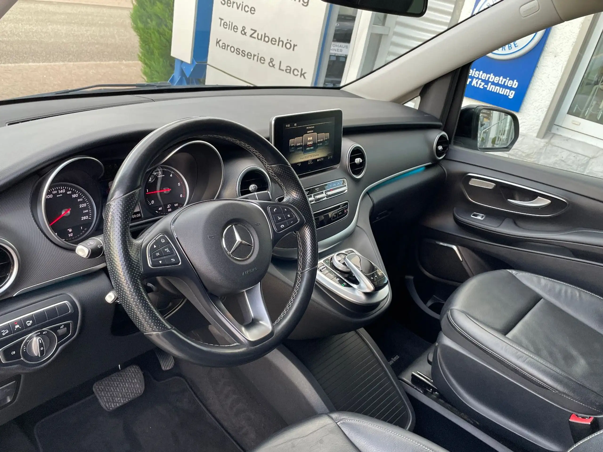 Mercedes-Benz - V 220