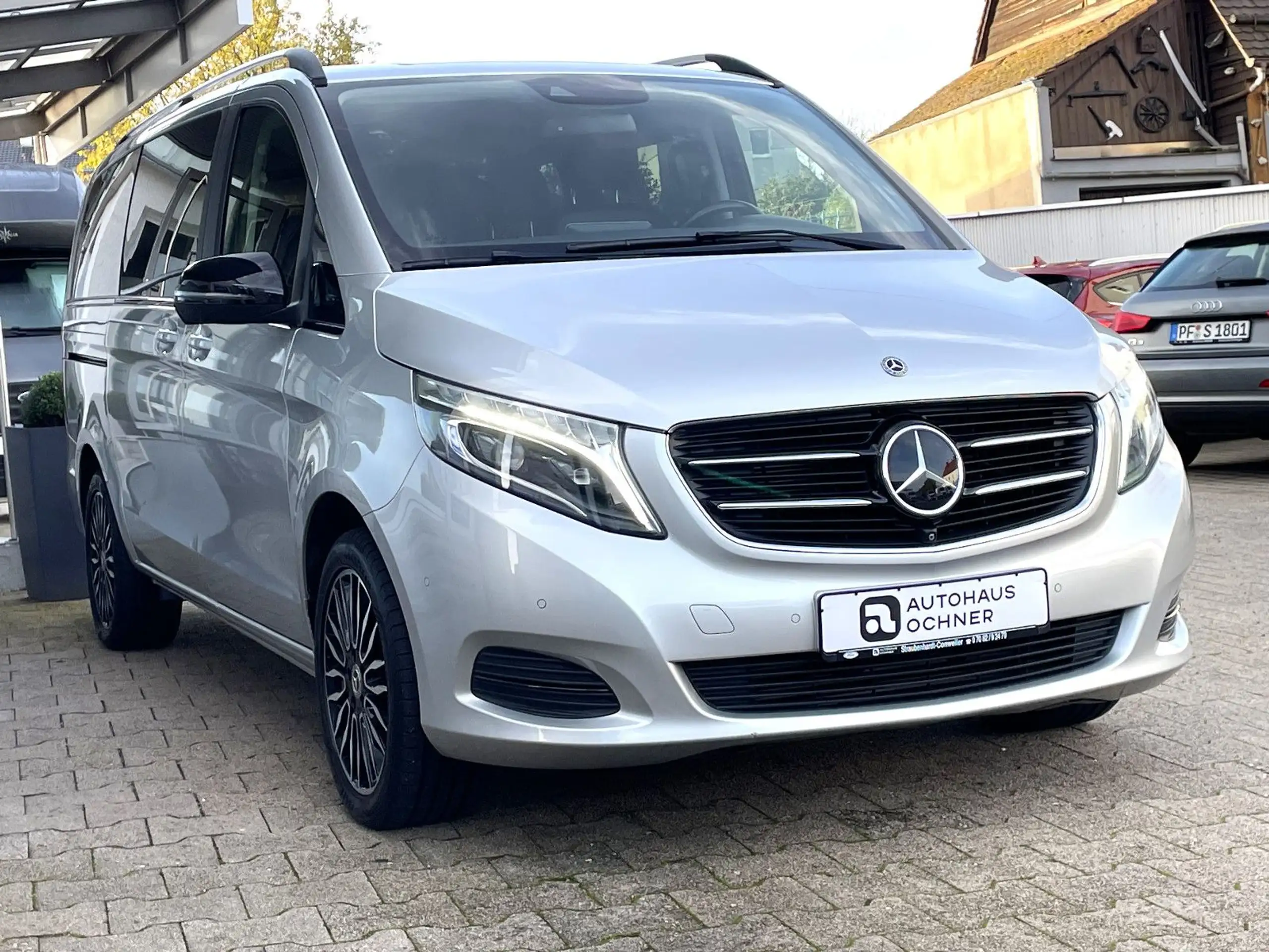 Mercedes-Benz - V 220