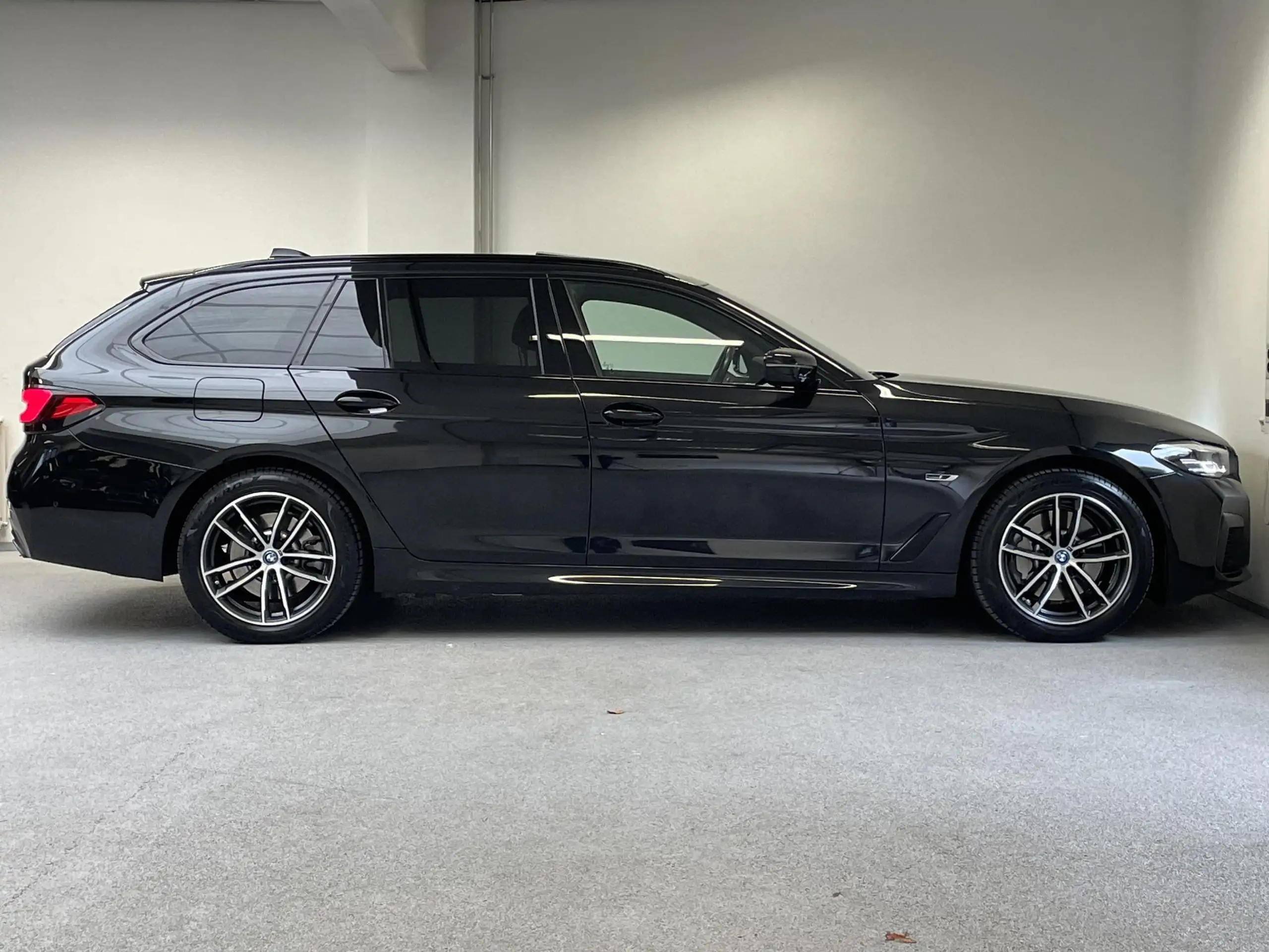 BMW - 530