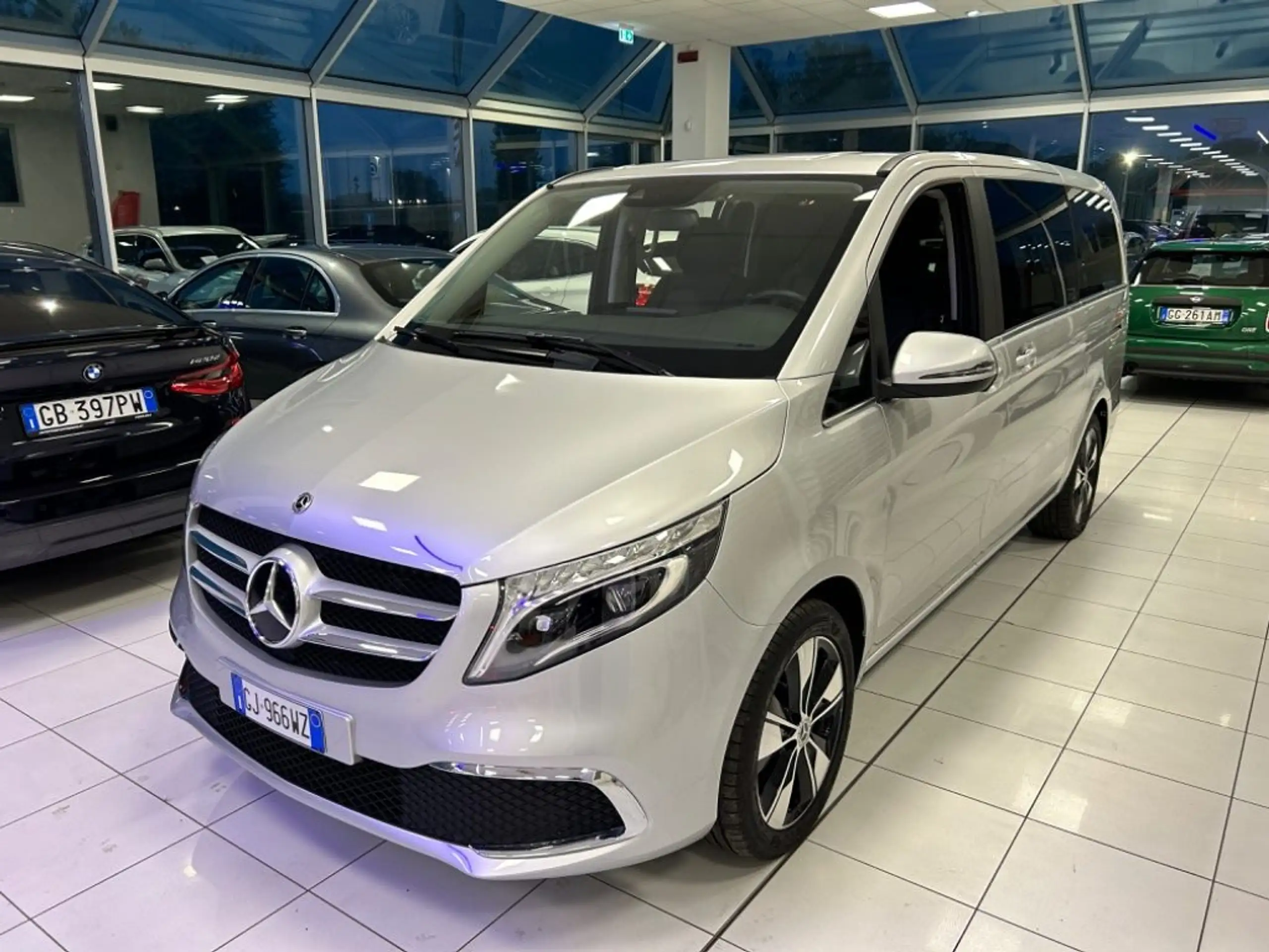 Mercedes-Benz - V 250