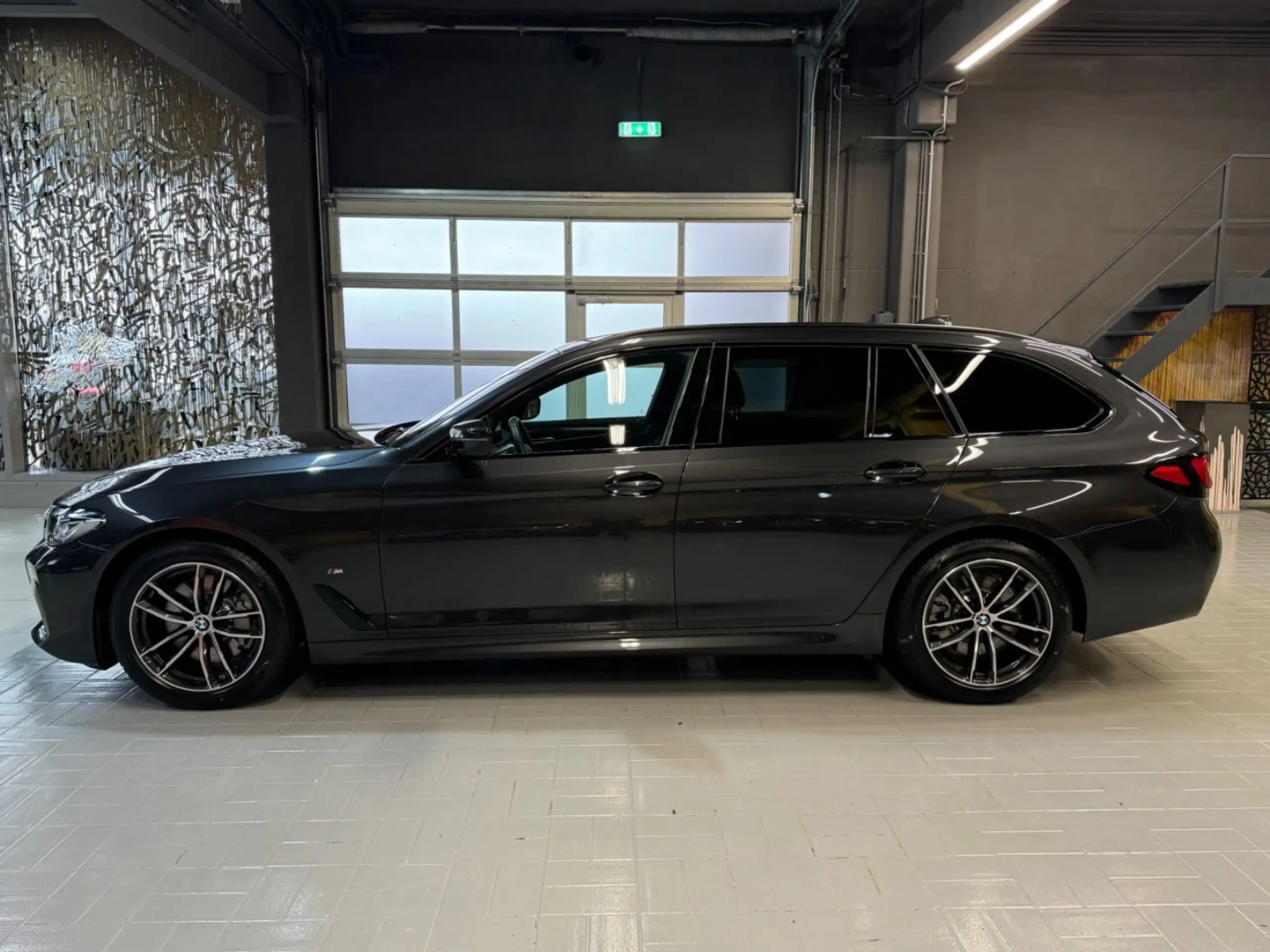 BMW - 530