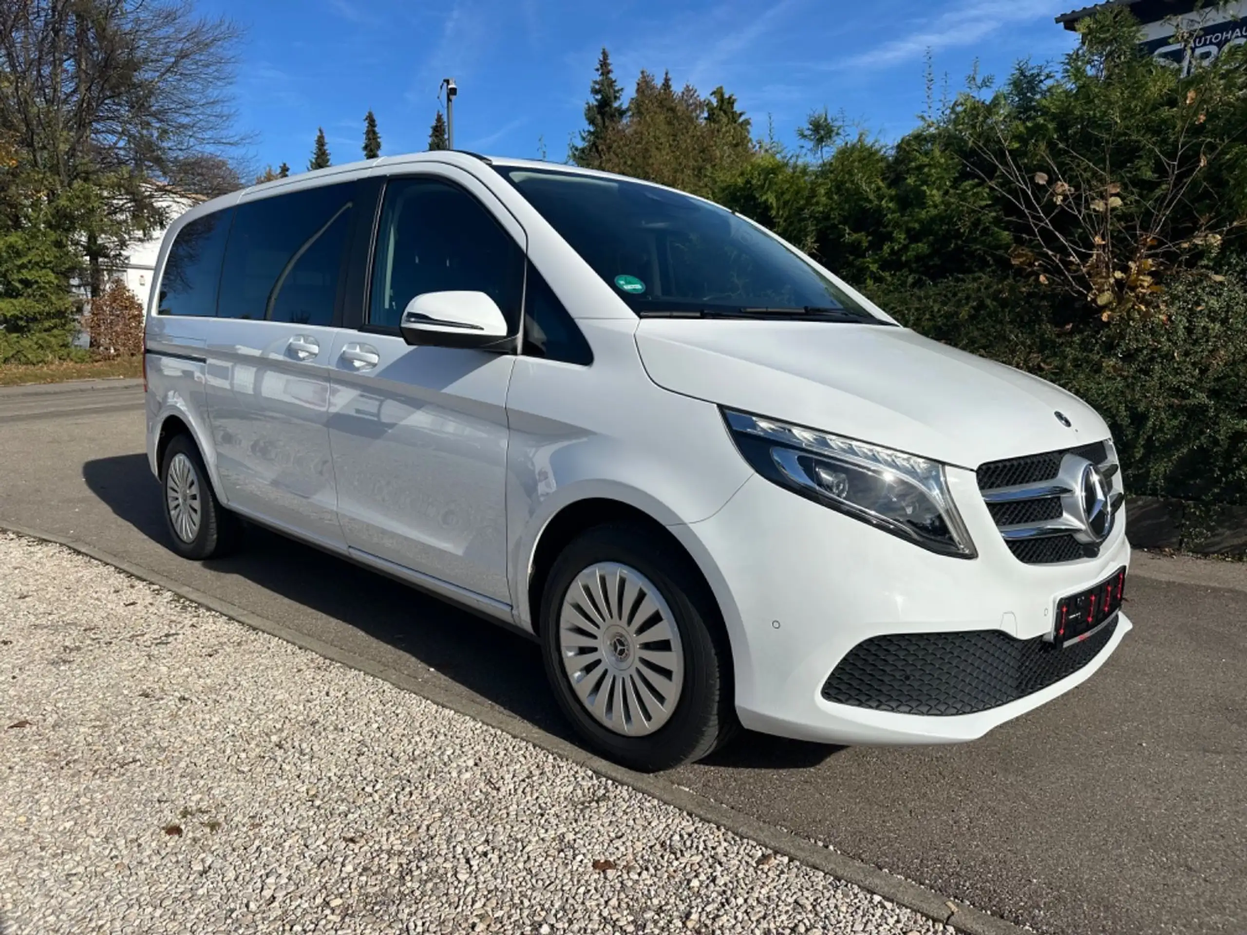 Mercedes-Benz - V 220