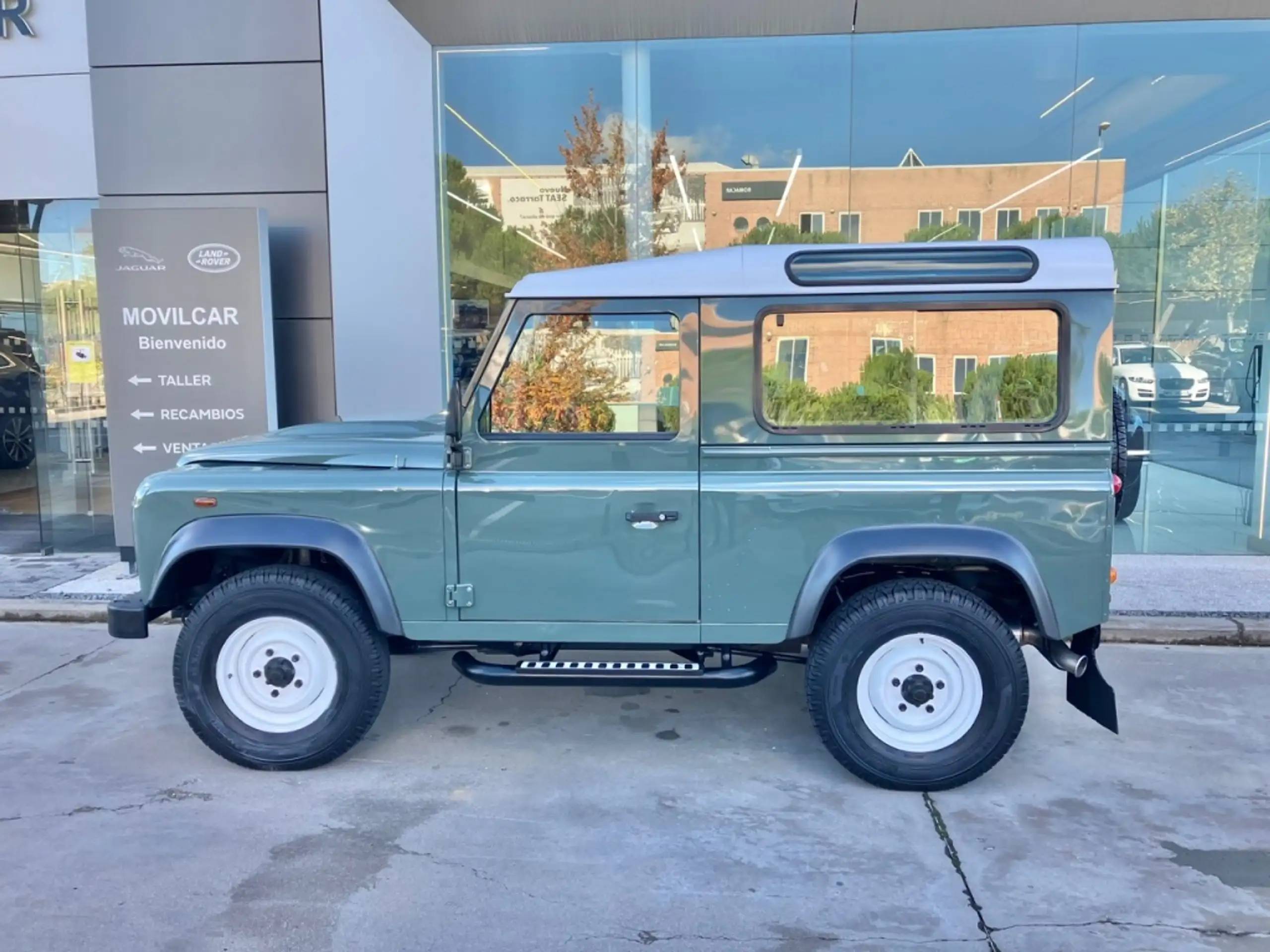 Land Rover - Defender