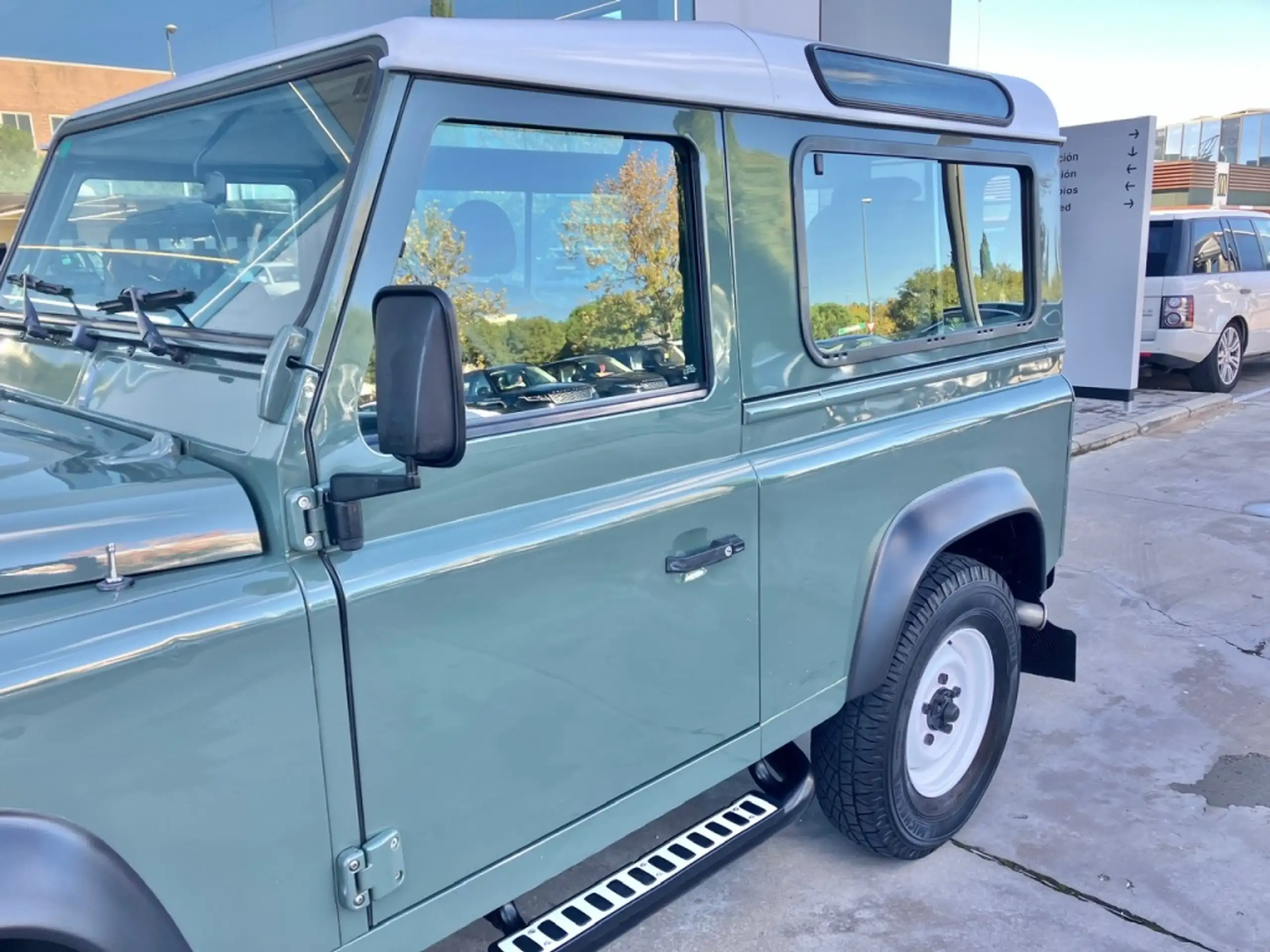 Land Rover - Defender