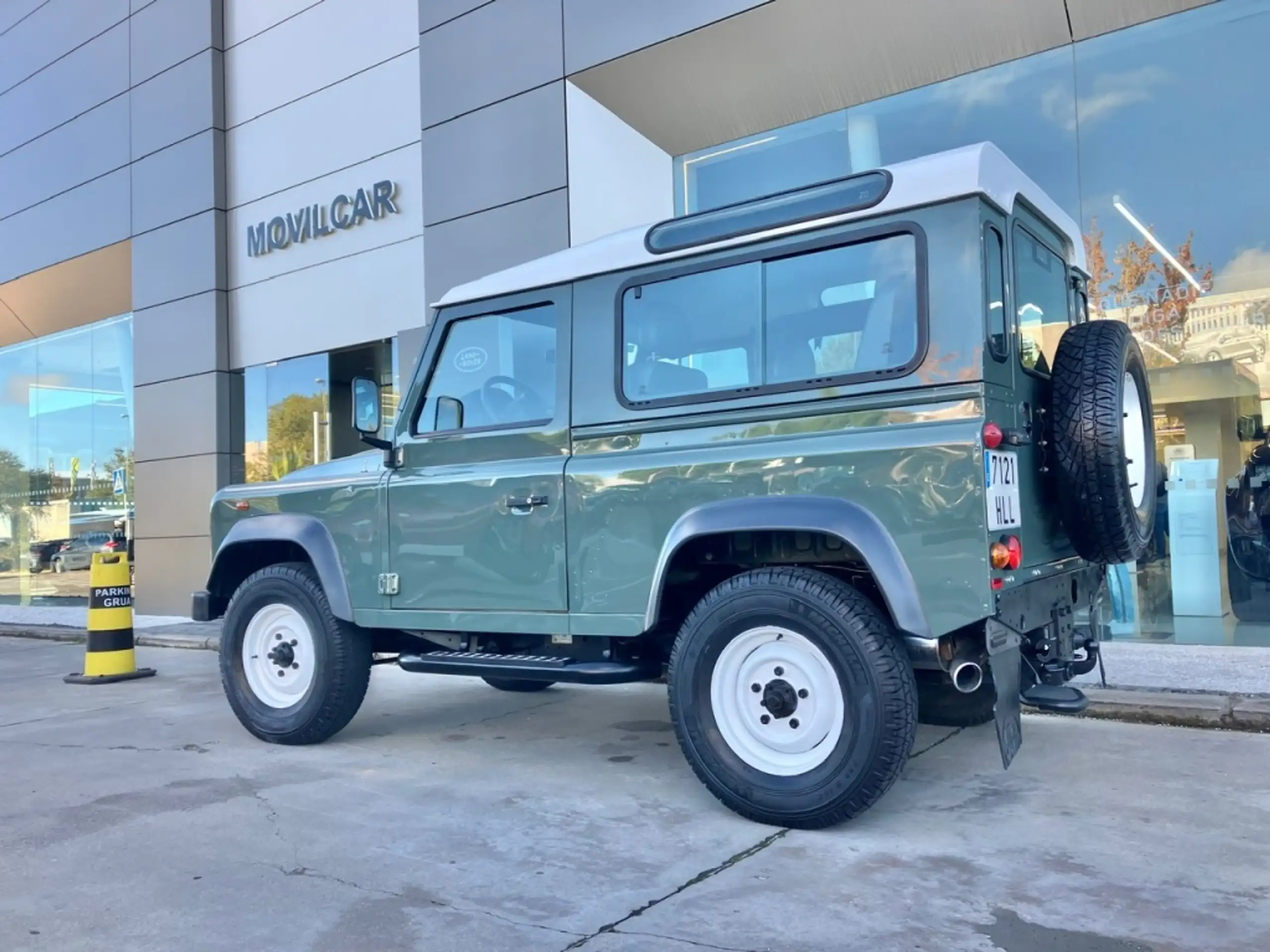 Land Rover - Defender