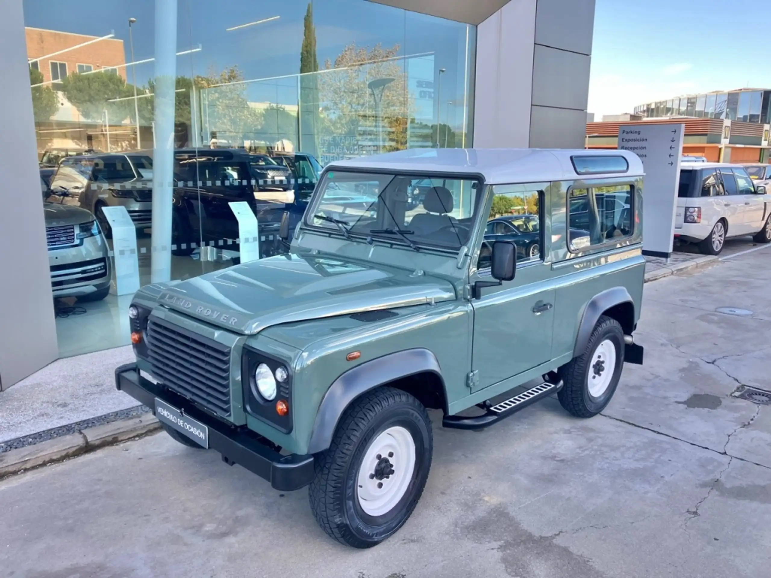 Land Rover - Defender