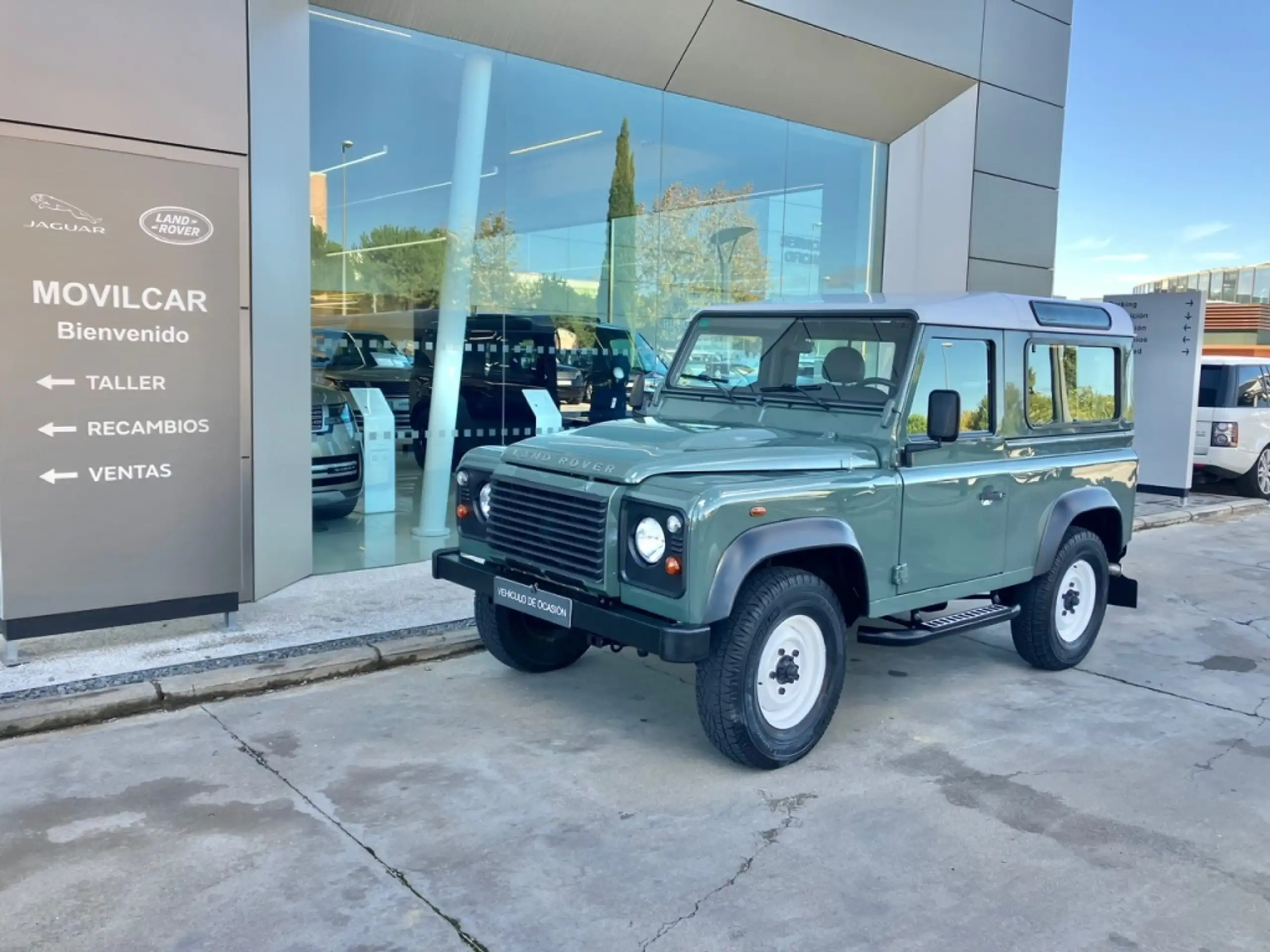 Land Rover - Defender