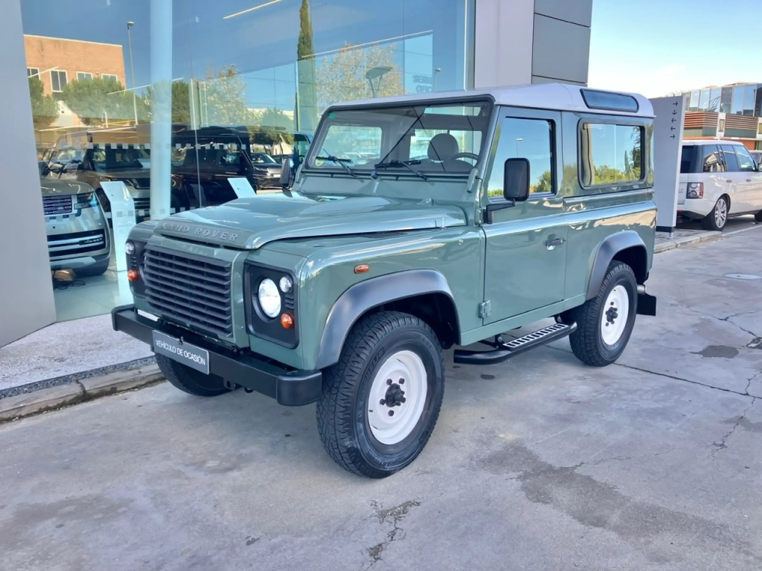 Land Rover - Defender