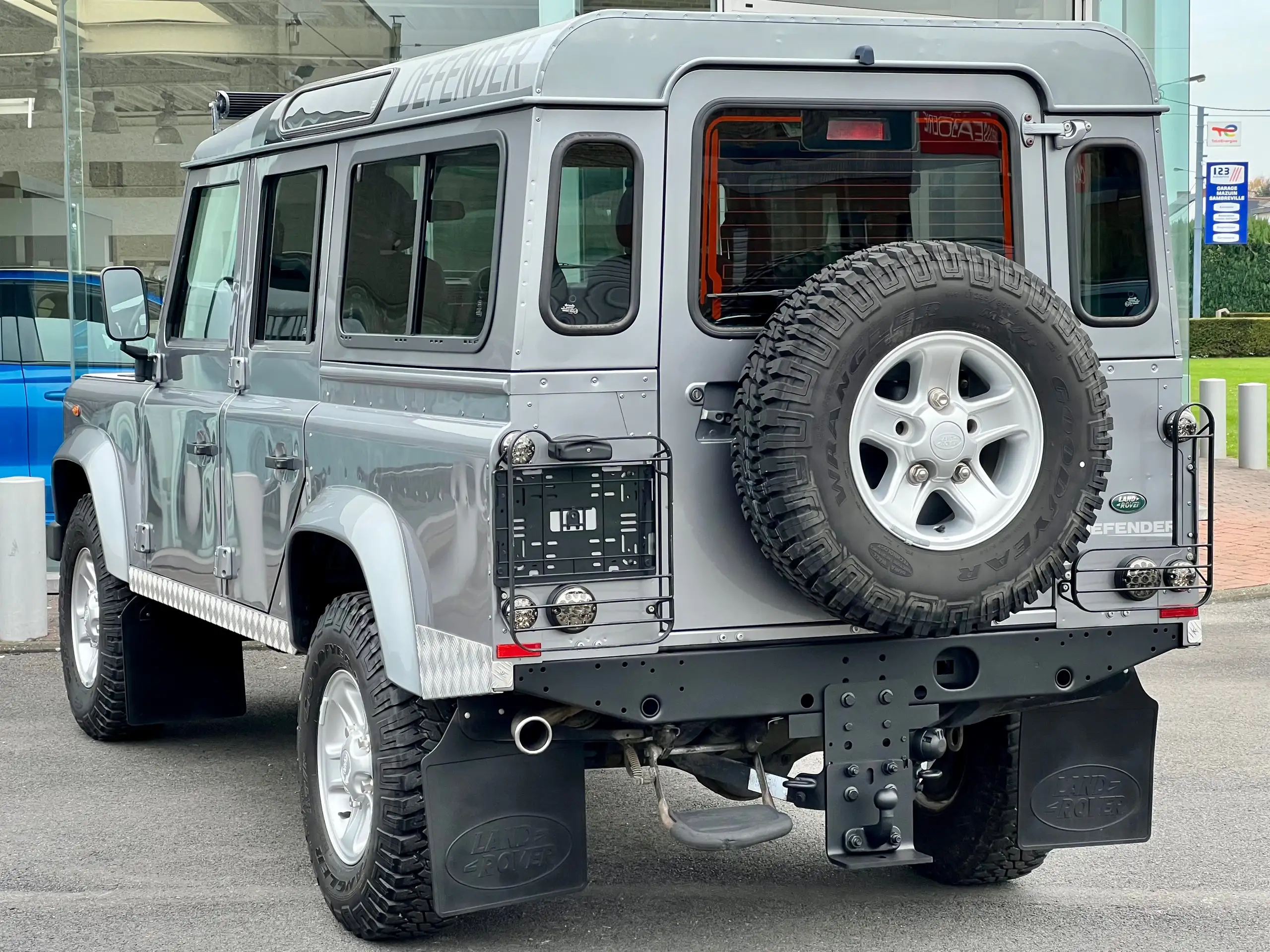 Land Rover - Defender