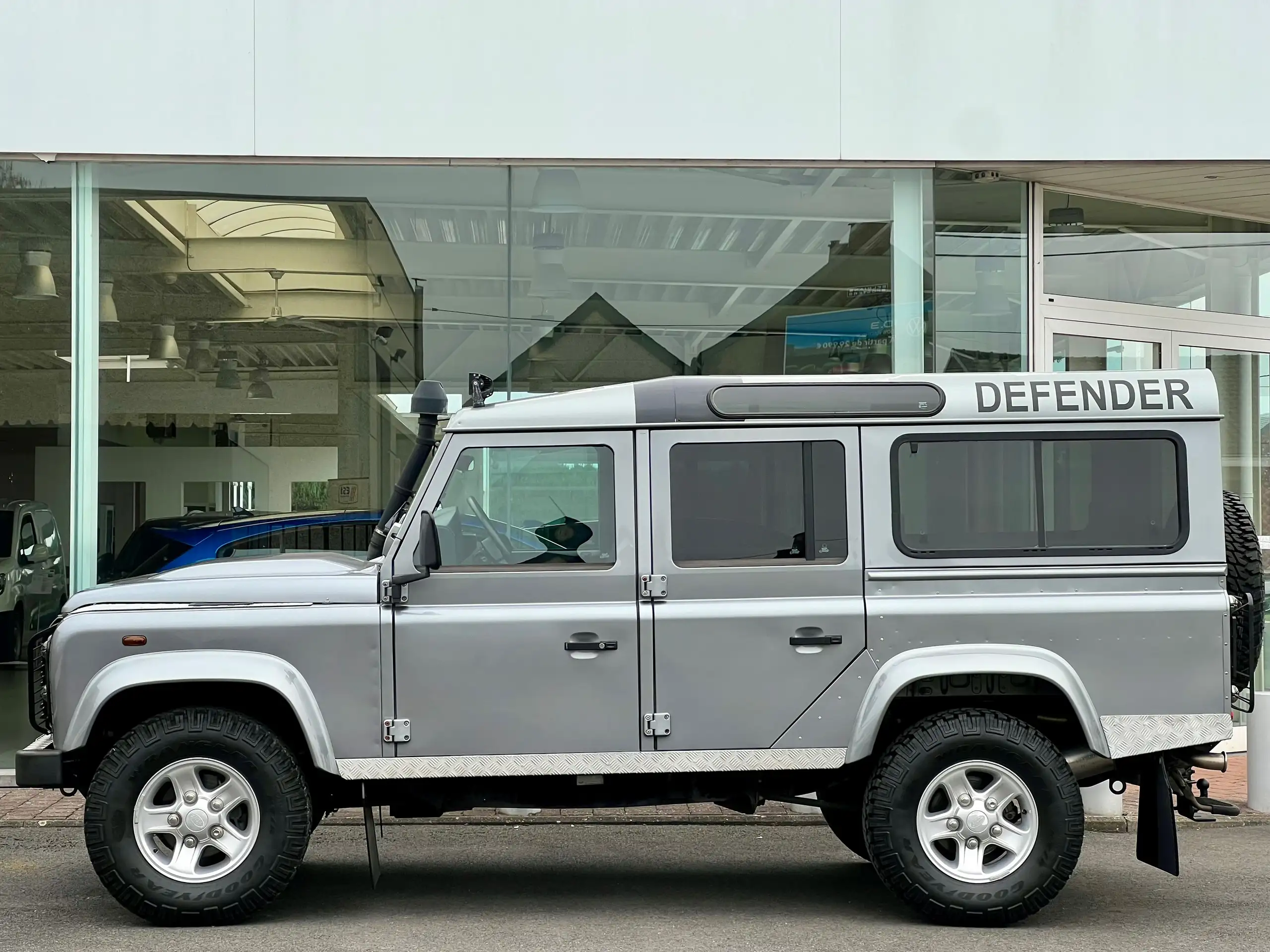 Land Rover - Defender